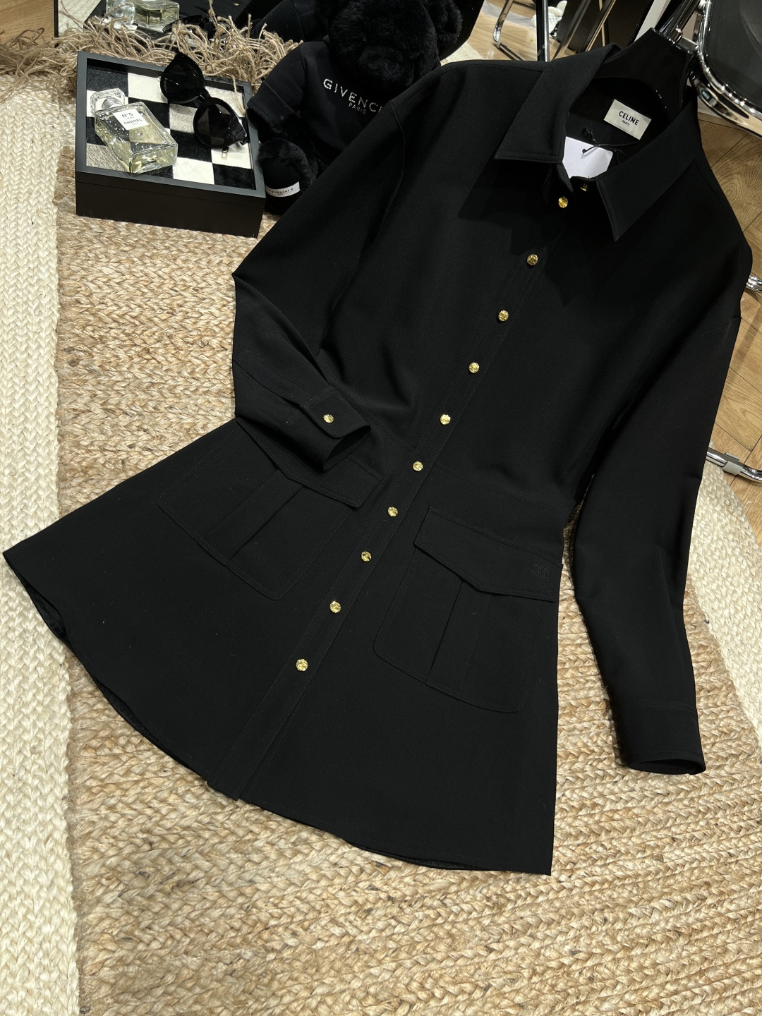 NO:759612,——CELIN *——2026 SS This black and gold shirt dress really understands the 'minimalist elegance'!  Neat lapels + golden buttons, with a cool aura, waist cut + large pocket design, slim and structured, black draping fabric, can be worn for commuting/dating/exhibition, effortless fashion, it is a classic style that will never go wrong in the wardrobe SML,,celine,skirts,shirts,19860909——CELIN *——2026年SS 这件黑金衬衫裙真的把「极简贵气」玩明白了！ 利落翻领+金色纽扣,自带飒爽气场, 收腰剪裁+大口袋设计,显瘦又有结构感, 黑色垂感面料,通勤/约会/看展都能穿, 不费力的时髦感,是衣橱里永不出错的经典款SML,,celine,skirts,shirts,,Women's clothing