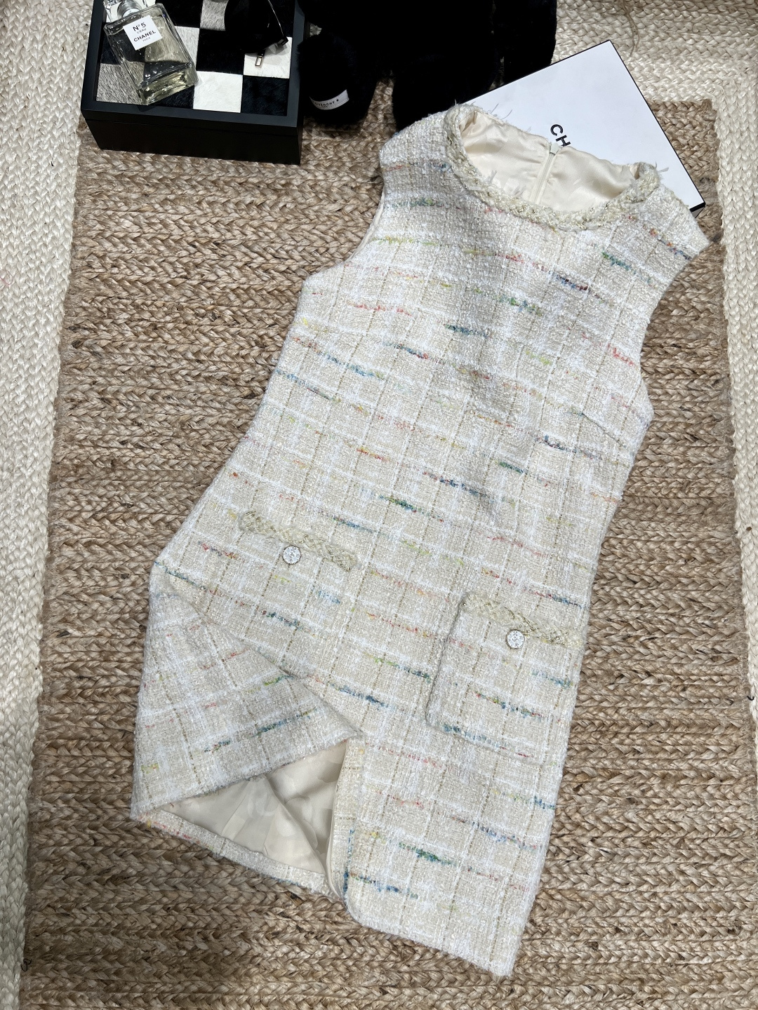 NO:759607,——Chane*——2026 SS This colored-threaded fragrant vest dress is really too noble!  The milky white background is mixed with fine colorful threads, full of texture, raw edge collar + rhinestone button pockets, the details are exquisite to the core, the slit hem brings wind when walking, you can hold it for commuting/dates/dinners, it is a high-end feel that can be seen at a glance, a timeless classic SML,,chanel,skirts,19860909——Chane*——2026年SS 这件彩线小香风背心裙真的太显贵了！奶白底色混着细碎彩线,肌理感拉满,毛边领口+水钻扣口袋,细节精致到骨子里,开叉下摆走路带风,通勤/约会/晚宴都能hold住,是一眼就能看出的高级感,永不过时的经典款SML,,chanel,skirts,,Women's clothing