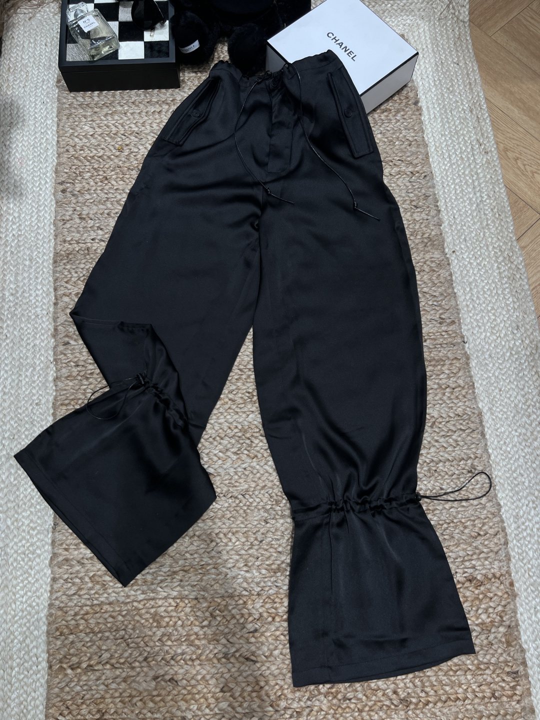 NO:759601,——IMMI——2026 SS These satin imitation acetate pants really strike the right balance between 'relaxation and sophistication'. The drapey acetate fabric has a high-end luster, which makes your legs windy when you walk and makes your legs straight. The drawstring waistband + shirring design on the trouser legs are casual and can adjust the fit. The pocket details are hidden with hidden tricks. They look great when paired with a blouse/suit. They are all-purpose pants that can be used for commuting, dating, and attending exhibitions!  SML,,business suit,19860909——IMMI——2026年SS 这条缎面仿醋酸裤真的把「松弛与精致」平衡得刚刚好 垂坠感醋酸面料自带高级光泽,走路带风又显腿直, 抽绳腰头+裤脚抽褶设计,随性又能调节版型, 口袋细节暗藏小心机,搭配短上衣/西装都超飒, 是通勤、约会、看展都能hold住的万能神裤！SML,,business suit,,Women's clothing