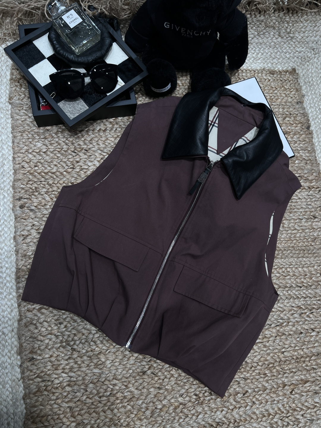 NO:762329,——BC—2026 SS Who knows!  This vest has been asked 800 times when I wear it. This year's super popular splicing design, classic color meets leather lapel, doesn't it bring a sense of luxury?  The plaid edging inside is also very careful, and it is full of layering when worn open. Whether it is daily commuting or weekend Citywalk, this vest can make you look good in the crowd. SML,,19860909——BC—2026年SS 谁懂啊！这件马甲穿出门被问了800次链接 今年超火的拼接设计,经典色遇上皮质翻领,高级感这不就来了吗？内里的格纹包边也是小心机,敞开穿层次感十足. 无论是日常通勤还是周末Citywalk,这件马甲都能让你在人群中显得很会穿.SML,,,Women's clothing