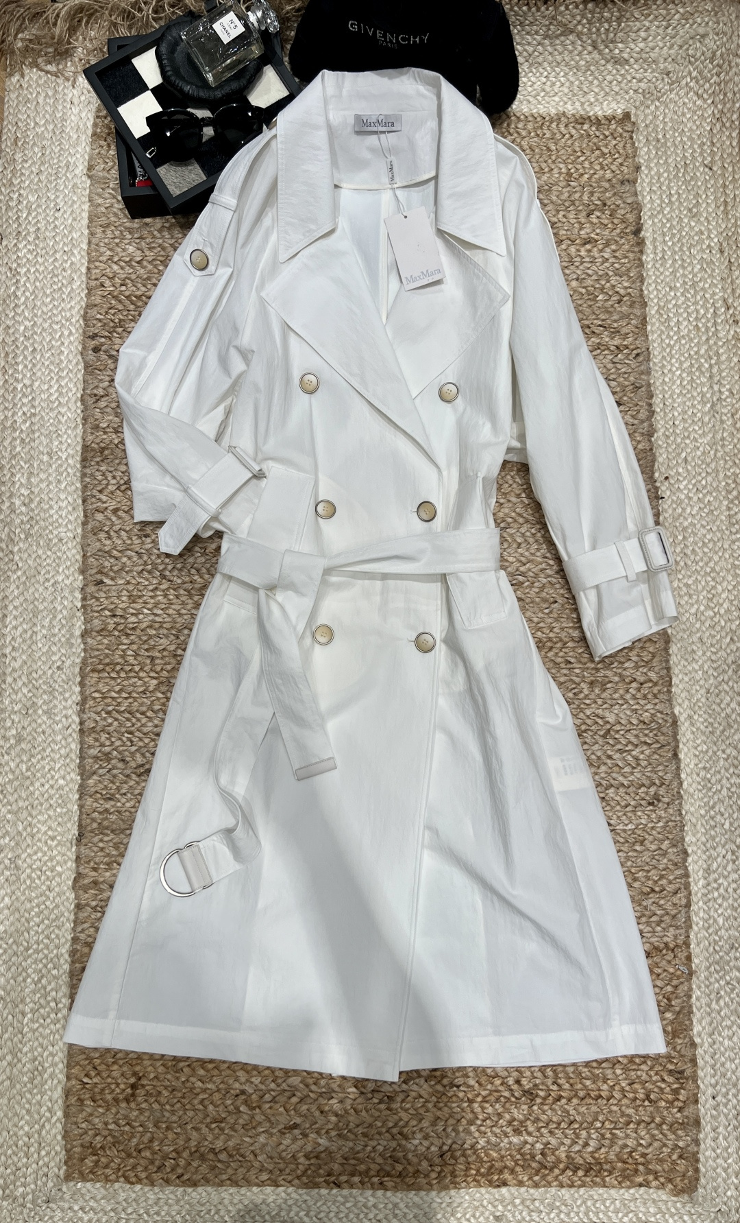 NO:762327,——MaxMara——2026 SS Clean and neat tailoring, just the right balance between looseness and sophistication. Double-breasted + belt design, fastened for a neat commuting style, worn open for a casual street style. The fabric is crisp but not hard, and it can walk with wind while hiding the little flesh. Whether it is paired with jeans, a dress or wide-leg pants, you can wear it with one click to look 'effortlessly fashionable'. One piece is a godsend!  From the workplace to dating, the all-purpose shirt SML, skirts, jeans, can be held firmly in all occasions.19860909——MaxMara——2026年SS 干净利落的剪裁,把松弛感和精致感平衡得刚刚好 双排扣+腰带设计,系上是利落通勤风,敞开穿就是随性街拍感 面料挺括却不硬,走路带风的同时还藏住小肉肉 不管是配牛仔裤、连衣裙还是阔腿裤,都能一键穿出“毫不费力的时髦” 一件封神！从职场到约会,所有场合都能稳稳hold住的万能战袍SML,,skirts,jeans,,Women's clothing