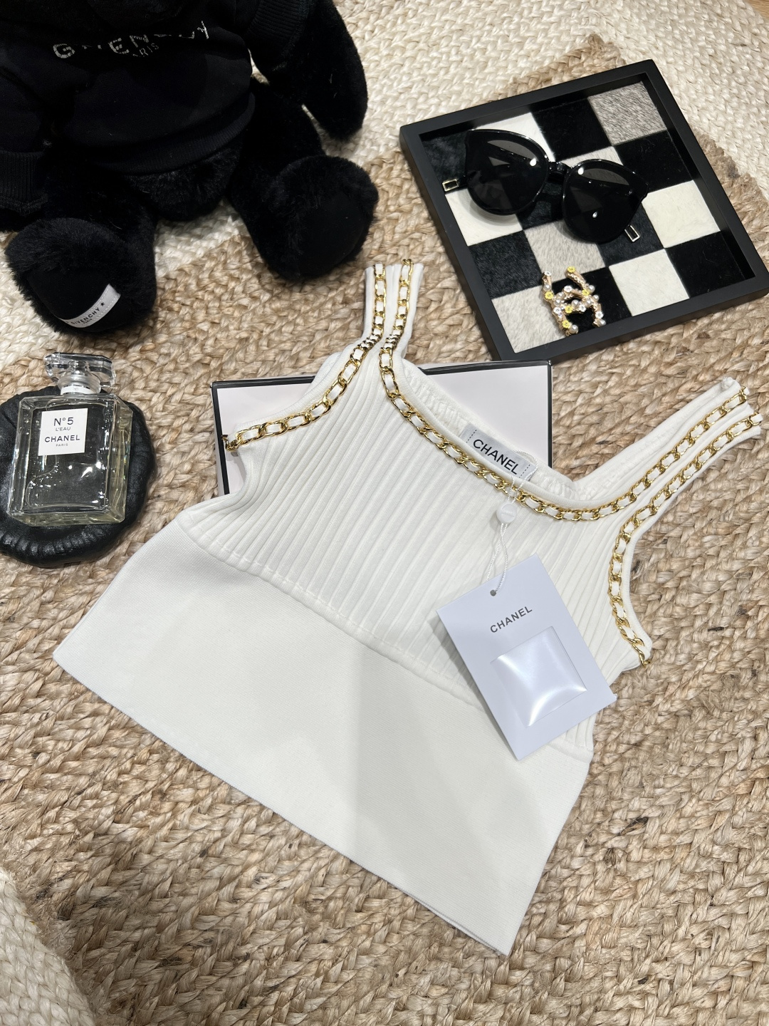 NO:775289,——Chane*——2026 SS A god-like knitted sling, with exquisiteness engraved in the bones. A milky white gold chain. It is the natural inner wear of a wealthy daughter. A small fragrant style sling with its own highlights, gentleness and sexiness coexist. SML, Chanel-clothing, chanel, chanel, loro piana,19860909——Chane*——2026年SS 一件封神的针织吊带,把精致刻在骨子里奶白金链,是富家千金的本命内搭没错了自带高光的小香风吊带,温柔与性感并存SML,香奈儿-服装,chanel,chanel,loro piana,,Women's clothing