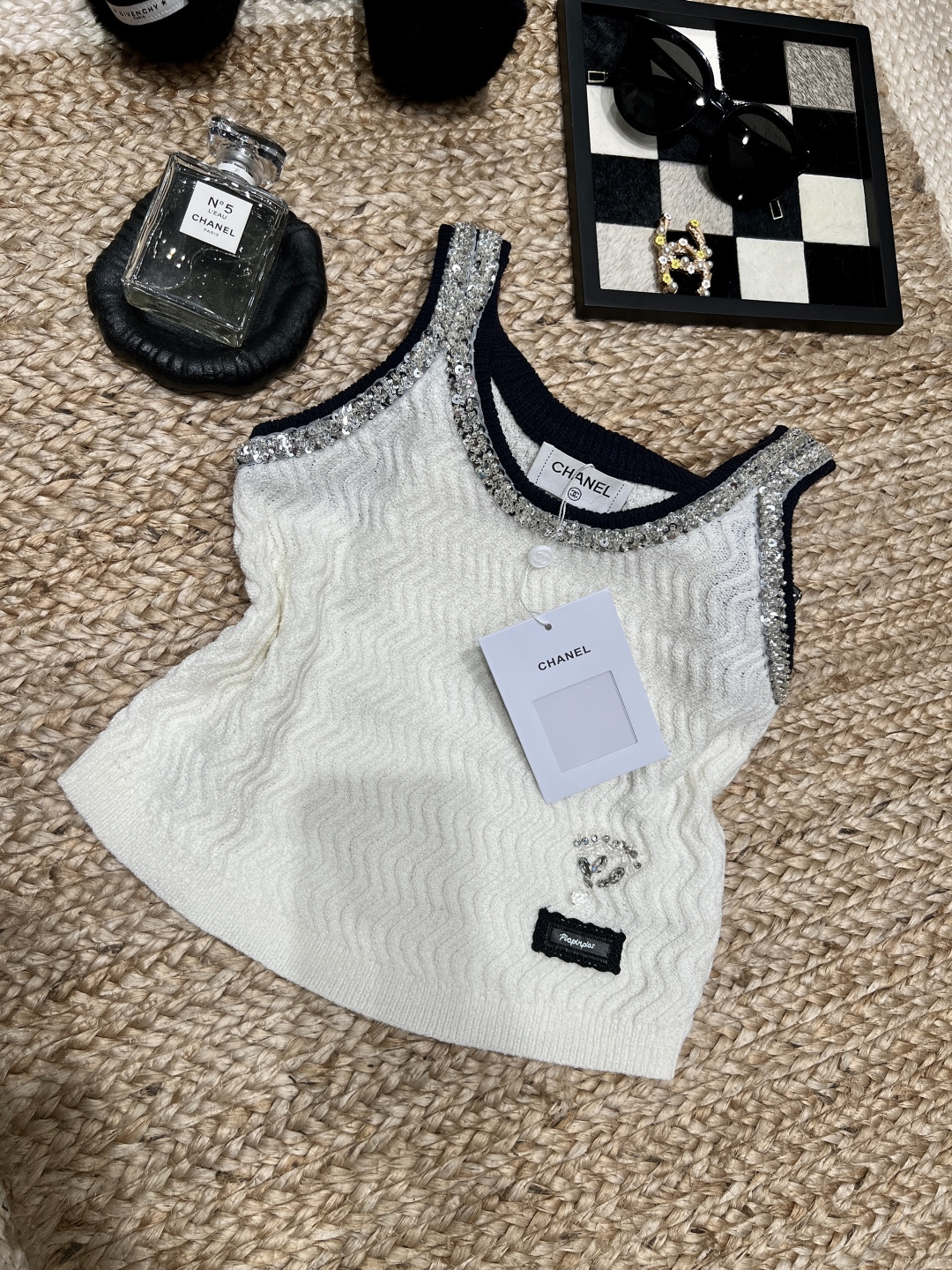 NO:775293,——Chane*——2026 SS heavy-duty rhinestone suspender belt with built-in flash. It has a milky white wavy knitted texture, soft and textured. The neckline and shoulder straps are rimmed with diamonds. It shines brightly when you walk, giving you a sense of elegance!  Contrast colors with black edges + small diamond embellishments, the details are exquisite to the core, the short version just pinches the waistline, worn alone is a party C position, layered with a small suit, it will look like a wealthy daughter, whoever wears it will be walking in light SML, Chanel - clothing, chanel, chanel, loro piana, business suit,19860909——Chane*——2026年SS 自带闪光灯的重工水钻吊带 奶白波浪纹针织肌理,软乎乎又带点肌理感, 领口和肩带一圈满钻镶边, 走路都在光,贵气感直接拉满！ 黑边撞色+小钻饰点缀, 细节精致到骨子里, 短款版型刚好掐住腰线, 单穿是派对C位,叠穿小西装就是富家千金感, 谁穿谁是行走的光体SML,香奈儿-服装,chanel,chanel,loro piana,business suit,,Women's clothing