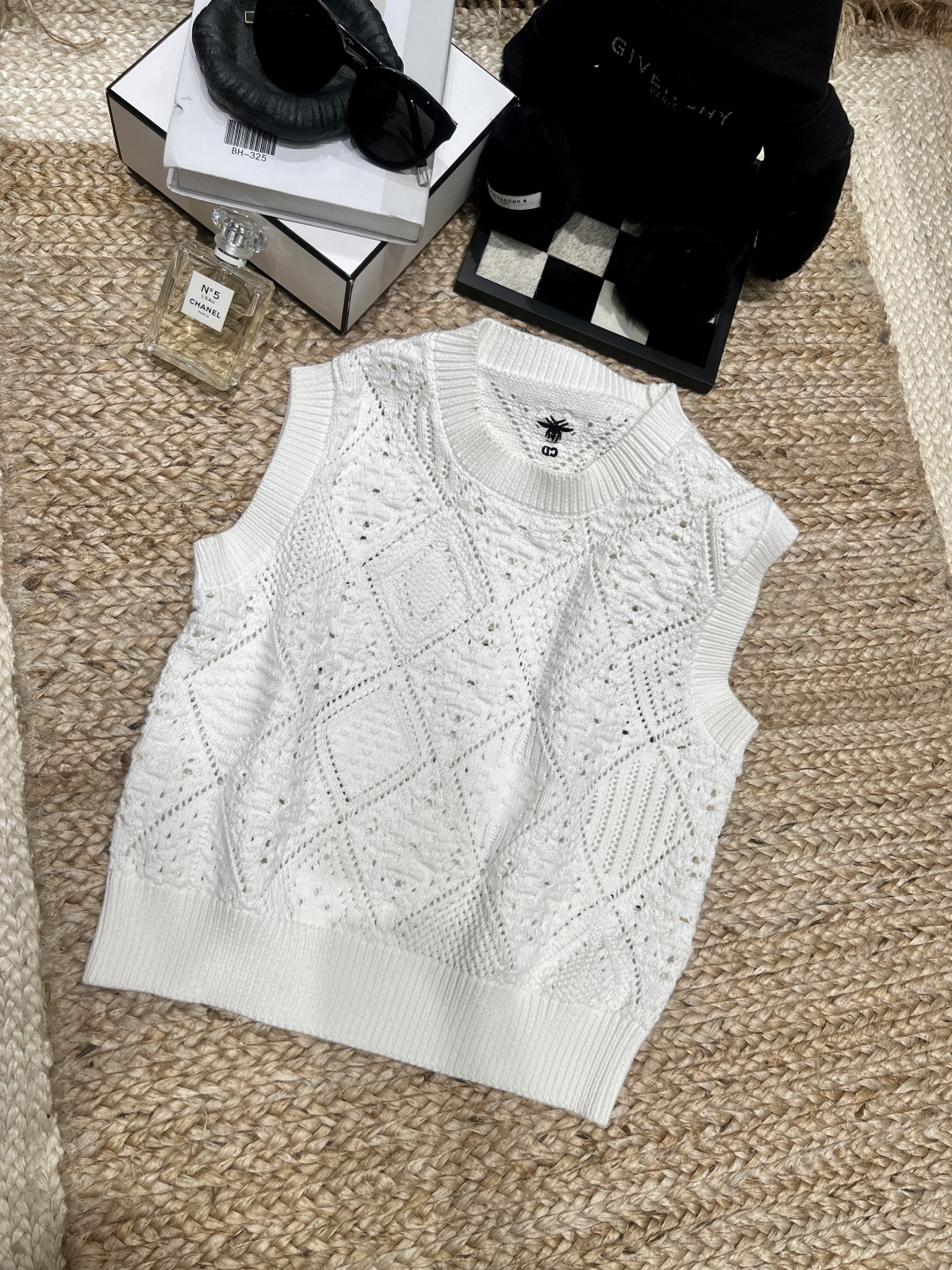 NO:775317,——Dior*——2026 SS Who hasn’t gotten this soft and full knitted vest yet!  Hollow crochet flower + little bee embroidery, retro and exquisite. It looks great when layered with a white T/shirt, just perfect for spring~ The little sisters close their eyes and press forward, making them appear taller and slimmer!  SML,Prada-clothing,dior,loro piana,prada,shirts,19860909——Dior*——2026年SS 谁还没get这件温柔感拉满的针织马甲！ 镂空钩花+小蜜蜂刺绣,复古又精致 叠穿白T/衬衫都超好看,春天穿刚刚好～ 小个子姐妹闭眼冲,显高又显瘦！SML,普拉达-服装,dior,loro piana,prada,shirts,,Women's clothing