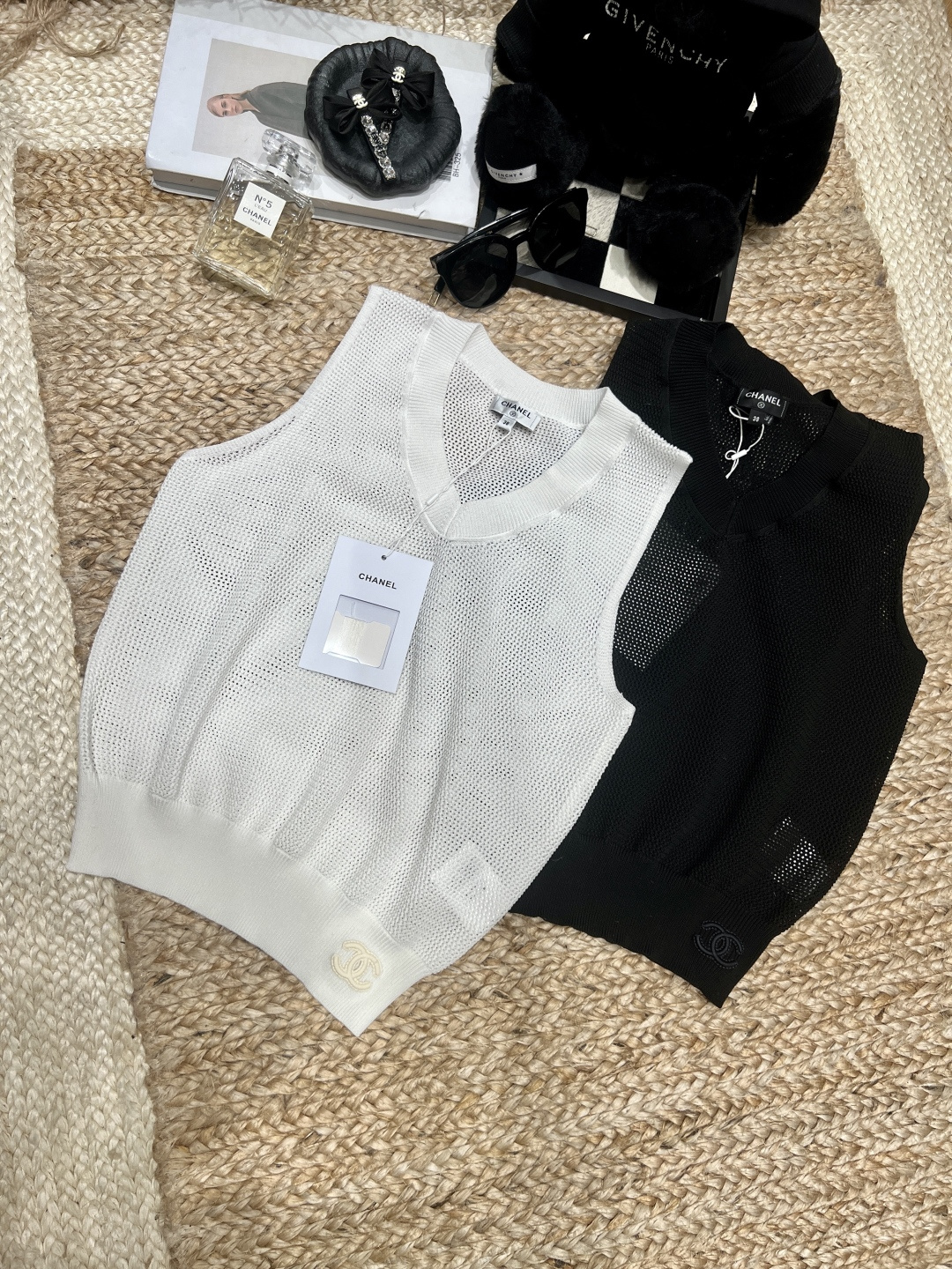 NO:775286,——Chane*——2026 SS Fragrance-style knitted vest with a full sense of luxury. Black and white pair so well together!  Breathable mesh knit + V-neck design, slim and cool, double C embroidery on the side is low-key and elegant. Wear shirts/suits layered in spring, wear alone with skirts/jeans in summer, can be used for commuting and dating ~ SML, Chanel-clothing, chanel, chanel, loro piana, skirts, jeans, shirts, business suit,19860909——Chane*——2026年SS 高级感拉满的香风针织背心,黑白双煞太好搭了！ 透气网眼针织+V领设计,显瘦又清凉,侧边双C刺绣低调显贵 春天叠穿衬衫/西装,夏天单穿配半裙/牛仔裤,通勤约会都能hold住～SML,香奈儿-服装,chanel,chanel,loro piana,skirts,jeans,shirts,business suit,,Women's clothing