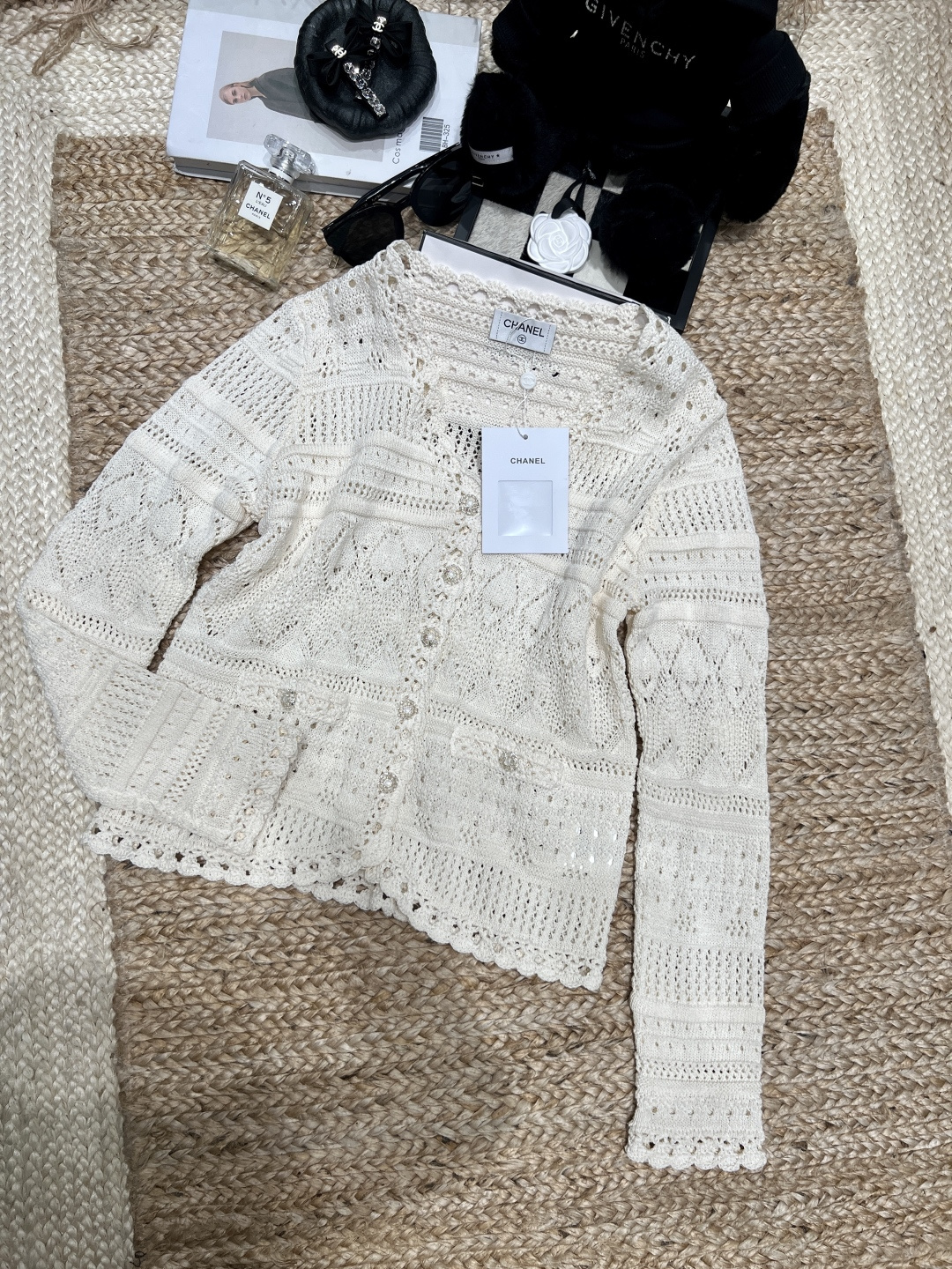 NO:775265,——Chane*——Whoever wears SS in 2026 will be the gentle lady!  This French crocheted cardigan is amazing~ The creamy white color + exquisite hollows are retro and romantic. The V-neck + trumpet sleeves make you slim and hide your body. It’s just right for spring!  SML,Chanel-clothing,chanel,chanel,loro piana,19860909——Chane*——2026年SS 谁穿谁是温柔小姐姐！这件法式钩花开衫太绝了～ 奶fufu的白色+精致镂空,复古又浪漫 V领+喇叭袖显瘦又藏肉,春天穿刚刚好！SML,香奈儿-服装,chanel,chanel,loro piana,,Women's clothing