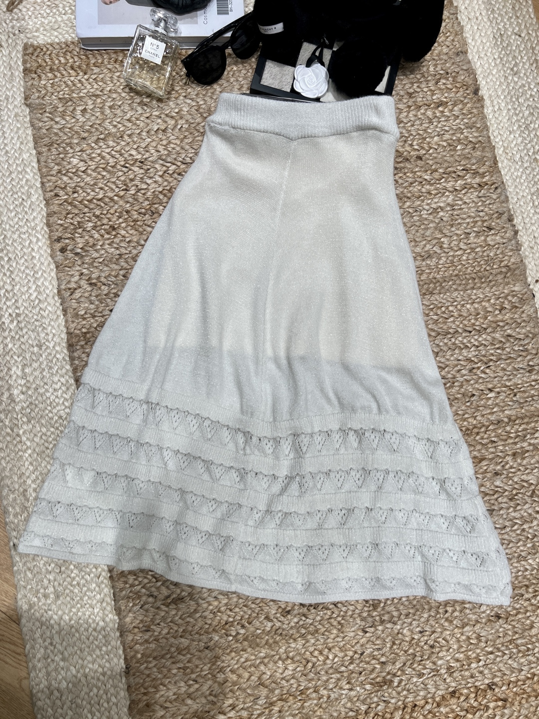 NO:775254,——Chane*——2026 SS This milky white knitted skirt is so gentle!  Layers of hollow crochet + shimmering silver threads are like rubbing the spring moonlight into the fabric. The skirt sways slightly when walking, directly filling the atmosphere ~ The high-waisted A-line version hides the belly and elongates the legs. Even a small person can wear it to create long and gentle legs!  SML,Chanel-clothing,chanel,chanel,loro piana,skirts,19860909——Chane*——2026年SS 这条奶白针织半裙也太温柔了吧！ 层层镂空钩花+微闪银丝,像把春日月光揉进面料里,走路时裙摆轻晃,氛围感直接拉满～ 高腰A字版型,藏住小肚子还能拉长腿型,小个子也能穿出温柔大长腿！SML,香奈儿-服装,chanel,chanel,loro piana,skirts,,Women's clothing