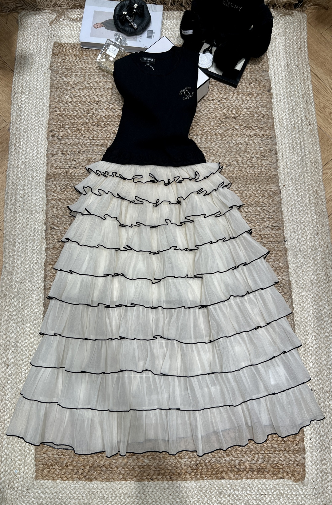 NO:775269,——Chane*——2026 SS This little fragrant cake dress is so fairy!  The upper body has a knitted waist and the lower body has a layered mesh cake skirt. The contrasting black and white colors are exquisite and romantic. When walking, the hem of the skirt sways gently, as if the moonlight has been rubbed into the skirt~ The round neck and sleeveless design exposes slender shoulders and neck, and even a small person can wear it to convey the aura of a gentle lady!  SML,Chanel-clothing,chanel,chanel,loro piana,skirts,19860909——Chane*——2026年SS 这件小香风蛋糕裙也太仙了吧！ 上半身针织收腰+下半身层层网纱蛋糕裙,黑白撞色精致又浪漫,走路时裙摆轻晃,像把月光揉进裙里～ 圆领无袖设计,露出纤细肩颈,小个子也能穿出温柔大小姐气场！SML,香奈儿-服装,chanel,chanel,loro piana,skirts,,Women's clothing