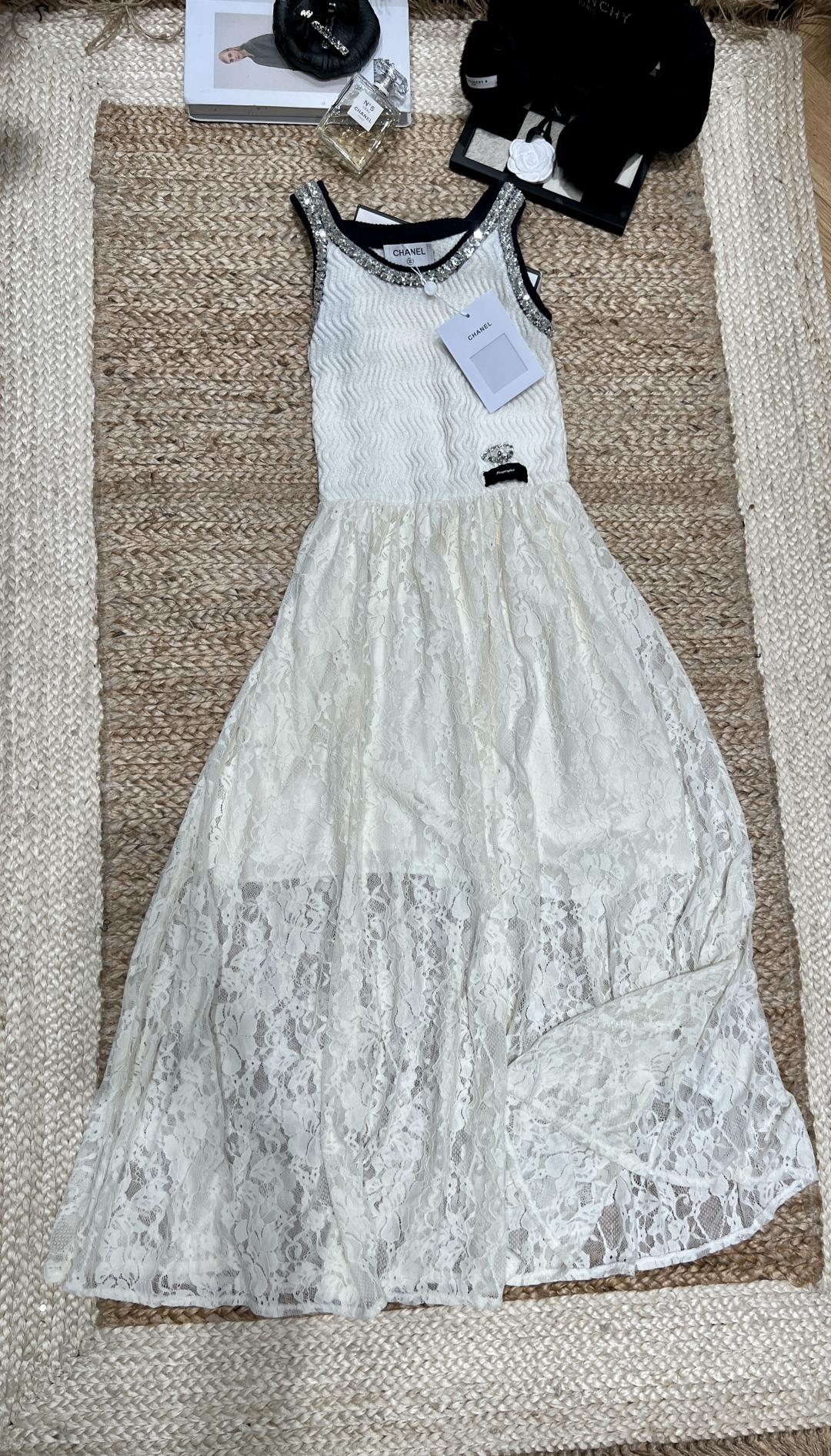 NO:775275,——Chane*——2026 SS The lady’s lace dress that fell in love at a glance!  The neckline is exquisitely sequined and the whole body is decorated with retro lace. It is gentle and has a noble filter. The upper body is elegant and elegant ~ The upper body is slim and slim, and the lower body is in a long flowing skirt. It walks with wind, and the atmosphere of pure desire is directly full!  SML,Chanel-clothing,chanel,chanel,loro piana,skirts,19860909——Chane*——2026年SS 一眼沦陷的大小姐蕾丝裙！ 领口精致亮片镶边+全身复古蕾丝,温柔中自带贵气滤镜,上身就是优雅本雅～ 上半身修身显瘦,下半身飘逸长裙,走路带风,纯欲氛围感直接拉满！SML,香奈儿-服装,chanel,chanel,loro piana,skirts,,Women's clothing