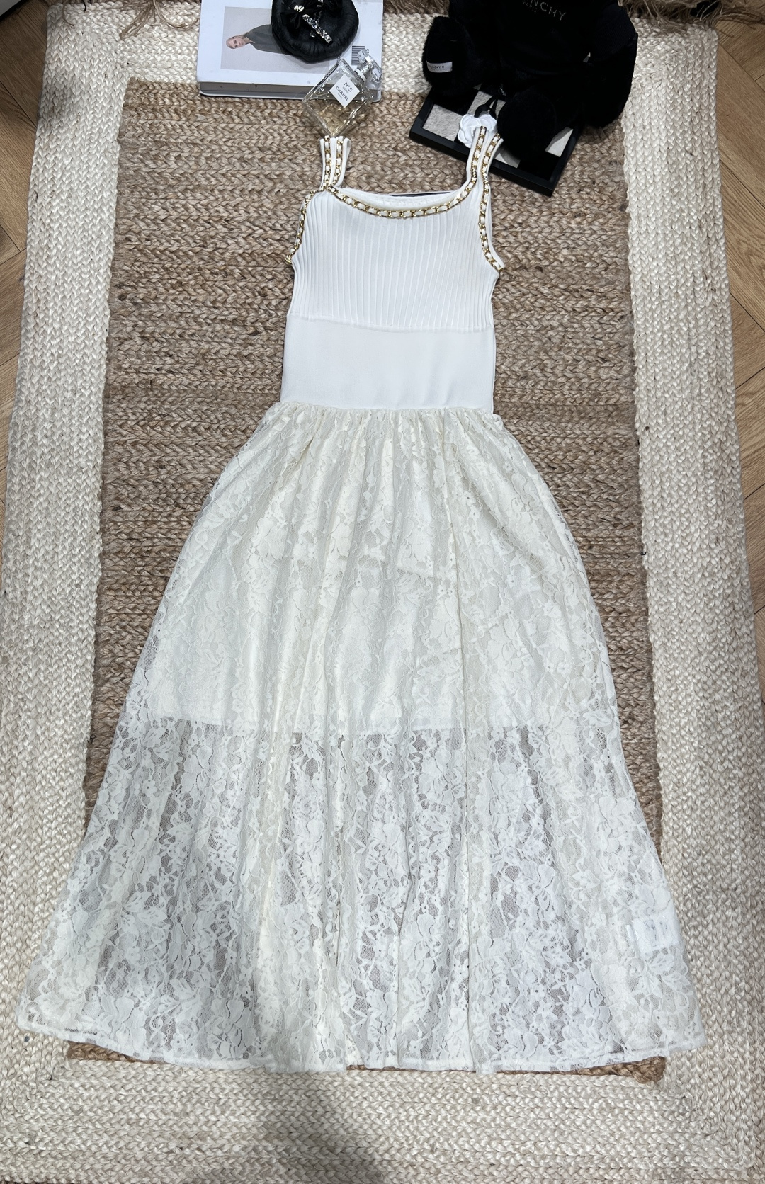 NO:775279,——Chane*——2026 SS This is the true 'rich flower in the world' outfit!  Look at the metal chain details on this neckline. Needless to say, how exquisite it is!  The elastic knitted upper body is super comfortable, and underneath is this elegant lace dress, which makes you walk with wind. Whether you are going to a dinner party or a daily date, you will look like the most beautiful rich girl in the room!  This dress is a must-have for sisters!  SML,Chanel-clothing,chanel,chanel,loro piana,skirts,19860909——Chane*——2026年SS 这才是真正的“人间富贵花”穿搭！ 看这个领口的金属链条细节,有多精致不用多说了吧！弹力针织上身超舒服,下面是这种飘逸的蕾丝长裙,走路带风.不管是去参加晚宴还是日常约会,穿上就是全场最靓的富家千金！ 这件裙子,姐妹们一定要冲！SML,香奈儿-服装,chanel,chanel,loro piana,skirts,,Women's clothing