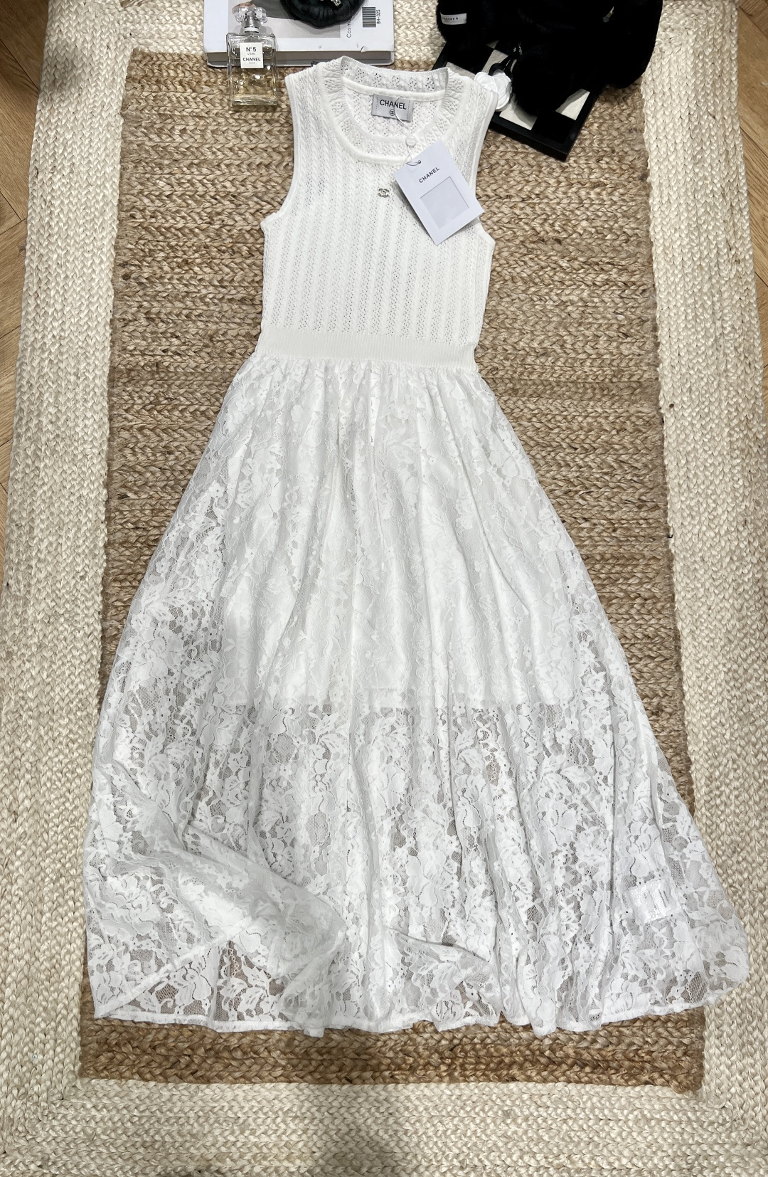 NO:775283,——Chane*——2026 SS This piece really strikes the right balance between 'pure lust' and 'high-end sense' ~ The upper body is made of hollow knitted texture, which is delicate and breathable and comes with a hazy filter. The small fragrant double C is embellished with low-key and elegant. The lower body is a three-dimensional lace large skirt. The layered patterns are like rubbing the moonlight into the skirt. The skirt sways gently when walking, gentle and smart.  Wear it on a date, afternoon tea, or wedding. It will instantly create a sense of atmosphere. Who wouldn’t be tempted by this!  SML,Chanel-clothing,chanel,chanel,loro piana,skirts,19860909——Chane*——2026年SS 这件真的把“纯欲感”和“高级感”平衡得刚刚好～ 上半身是镂空针织肌理,细腻透气又自带朦胧滤镜,小香风双C点缀低调显贵 下半身是立体蕾丝大裙摆,层层叠叠的花纹像把月光揉进裙里,走路时裙摆轻晃,温柔又灵动 约会/下午茶/轻婚礼穿它,氛围感直接拉满,谁看了不心动！SML,香奈儿-服装,chanel,chanel,loro piana,skirts,,Women's clothing