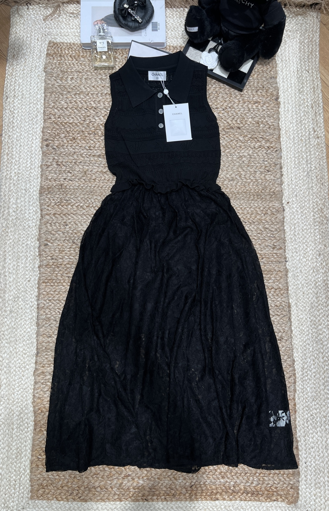 NO:775248,——Chane*——2026SS  The upper part of the body is made of polo collar + hollow knitting, which is full of texture, gentle and has a neat academic feel; the lower part of the body is made of heavy lace large skirt, with layers of transparency, which makes you look cool when you walk.  Wear it to give you a sense of long legs ~ Wear it alone and you will look like a gentle young lady. Pair it with a small suit/cardigan and instantly transform it into a commuting style. It is very suitable as a bridesmaid dress for dates, afternoon teas and weddings. It is the white moonlight shirt that you can never go wrong in your wardrobe. SML, Chanel - Clothing, chanel, chanel, loro  piana,skirts,business suit,19860909——Chane*——2026年SS 上半身是polo领+镂空针织,肌理感满满,温柔又带点利落的学院感；下半身是重工蕾丝大裙摆,层层叠叠的通透感,走路都带风腰部的木耳边收腰设计,刚好卡在最细的位置,显腰细又藏住小肚腩,小个子也能穿出大长腿既视感～单穿就是温柔大小姐,外搭小西装/开衫秒变通勤风,约会、下午茶、婚礼当伴娘裙都超合适,是衣柜里永远不会出错的白月光战袍SML,香奈儿-服装,chanel,chanel,loro piana,skirts,business suit,,Women's clothing