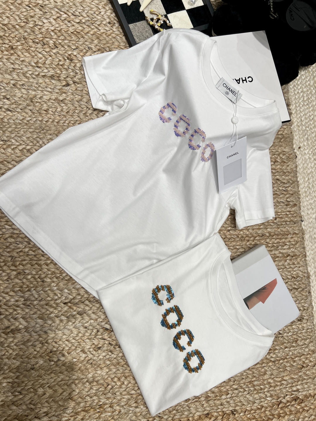 NO:776480,——Chane*——2026 SS There is no superfluous design, only the beaded letters are the finishing touch. The delicate luster is super shiny in the sun. The fabric is soft and skin-friendly, and the shape is slim and not unsightly. It has an 'old money style' feel when worn casually with jeans/skirts ~ SML, Chanel-clothing, chanel, chanel, loro piana, skirts, jeans,19860909——Chane*——2026年SS 没有多余设计,只靠钉珠字母点睛 细腻光泽感在阳光下超闪 面料软糯亲肤,版型显瘦不挑人 随便搭牛仔裤/半裙都很有“老钱风”那味儿～SML,香奈儿-服装,chanel,chanel,loro piana,skirts,jeans,,Women's clothing