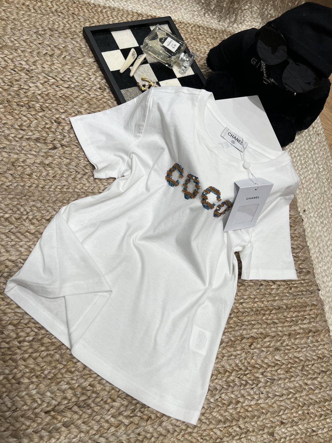 NO:776485,——Chane*——2026 SS There is no superfluous design, only the beaded letters are the finishing touch. The delicate luster is super shiny in the sun. The fabric is soft and skin-friendly, and the shape is slim and not unsightly. It has an 'old money style' feel when worn casually with jeans/skirts ~ SML, Chanel-clothing, chanel, chanel, loro piana, skirts, jeans,19860909——Chane*——2026年SS 没有多余设计,只靠钉珠字母点睛 细腻光泽感在阳光下超闪 面料软糯亲肤,版型显瘦不挑人 随便搭牛仔裤/半裙都很有“老钱风”那味儿～SML,香奈儿-服装,chanel,chanel,loro piana,skirts,jeans,,Women's clothing