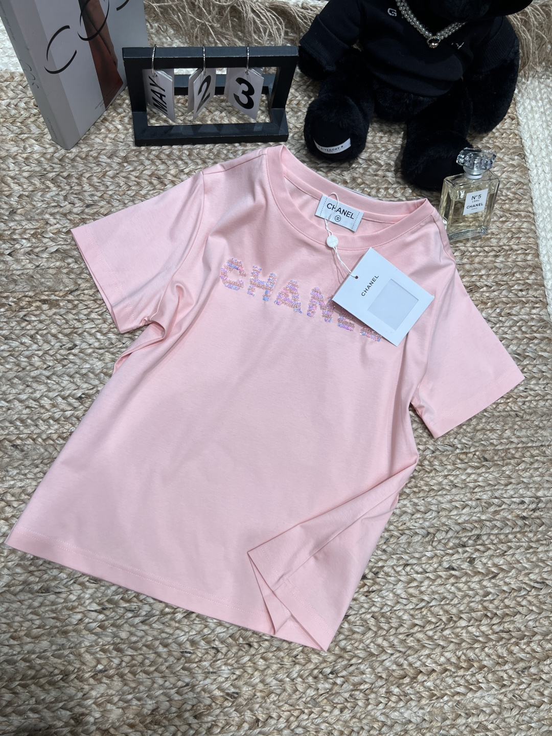 NO:776231,——Chane*——2026 SS Who can refuse this CHANEL beaded white T!  Simple round neck + heavy beaded letters, full of details, loose fit to cover the flesh and make you look slimmer. Paired with jeans, it is a casual and energetic style. Paired with a skirt, it is gentle and intellectual. It is versatile and durable, so you can buy it with your eyes closed!  SML,Chanel-clothing,chanel,chanel,loro piana,skirts,jeans,19860909——Chane*——2026年SS 谁能拒绝这件CHANEL钉珠白T！简约圆领+重工钉珠字母,细节感拉满,宽松版型遮肉显瘦,搭配牛仔裤是休闲元气风,配半裙就是温柔知性风,百搭耐看,闭眼入不亏！SML,香奈儿-服装,chanel,chanel,loro piana,skirts,jeans,,Women's clothing