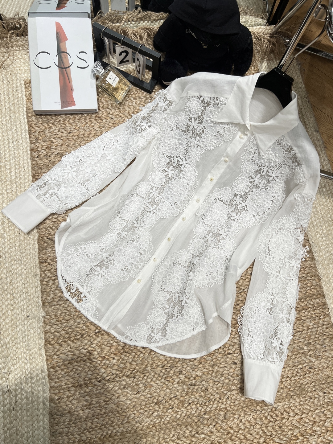 NO:776498,——Zimmermann——2026 SS This white shirt really welds the 'romantic atmosphere' to the body. Transparent ramie base fabric + heavy three-dimensional lace flowers. The wavy pattern cutout spreads from the placket to the cuffs. It has a vague sense of transparency, gentle and advanced. Wearing it alone has a French lazy feel, layering a suit/vest makes it look like a sophisticated socialite in seconds. SML, Zimmermann - Clothing, loro piana, shirts, business suit,19860909——Zimmermann——2026年SS 这件白衬衫真的把「浪漫氛围感」焊在身上了 通透苎麻底布+重工立体蕾丝花卉 从门襟蔓延到袖口的波浪纹镂空 若隐若现的通透感,温柔又高级 单穿是法式慵懒感,叠穿西装/马甲又秒变精致名媛SML,兹默曼-服装,loro piana,shirts,business suit,,Women's clothing