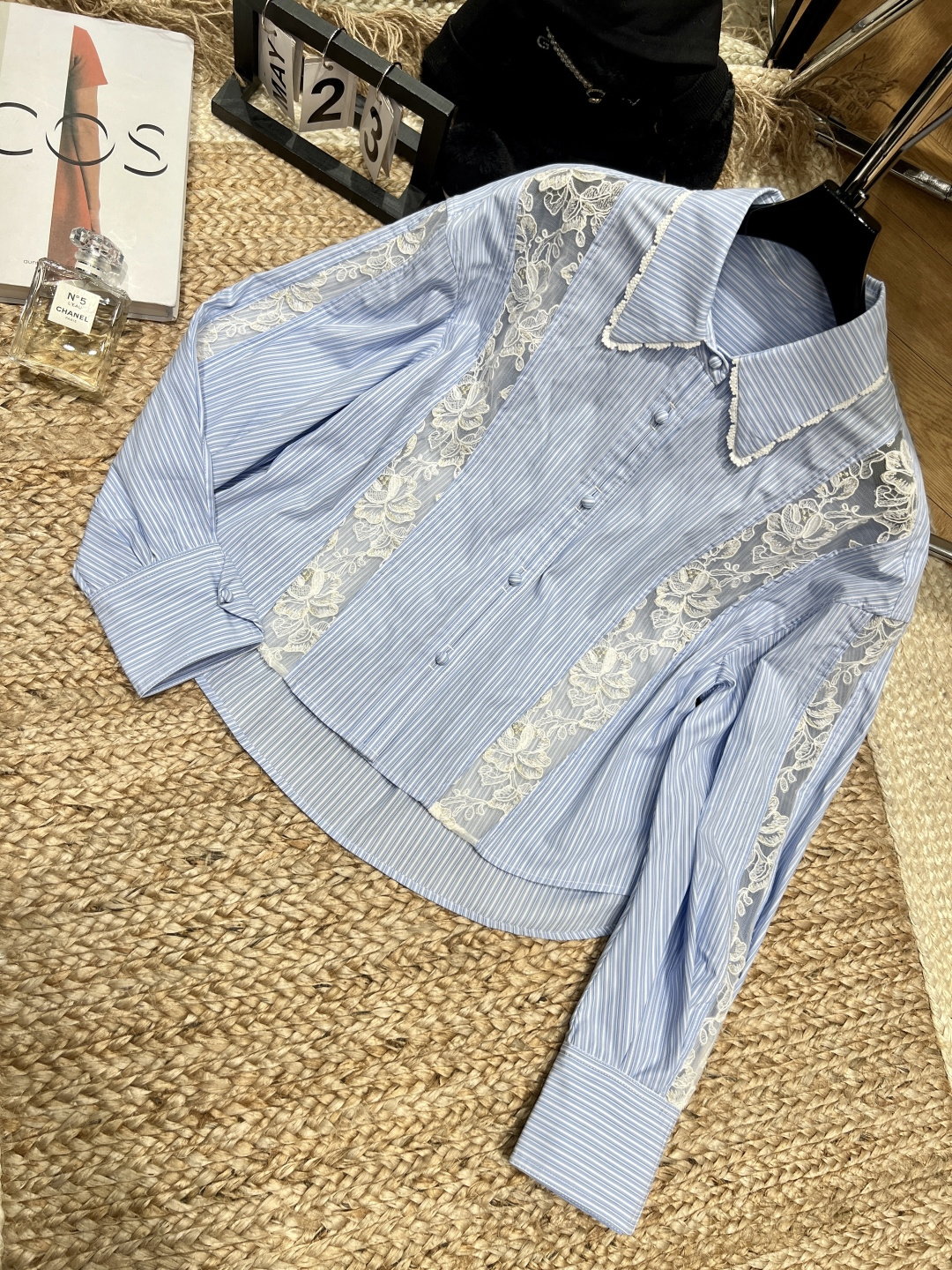 NO:784520,—— LE FAME——2026 SS This shirt really has the right balance of tenderness and sophistication. It has a wavy doll collar, which reduces age and makes the face look smaller. It has transparent lace flowers and a hazy atmosphere. It has loose shoulders + a short front and long back cut, which hides the flesh and shows the proportions. Whether it is worn with jeans or a skirt, you can easily wear it to look like a Korean girl. You can rely on it for dating/commuting in spring ~ SML, women's clothing, loro piana, skirts, jeans, shirts,19860909—— LE FAME——2026年SS 这件衬衫真的把温柔和精致拿捏得刚刚好 波浪形娃娃领,减龄又显脸小,通透蕾丝花卉,自带朦胧氛围感宽松落肩+前短后长剪裁,藏肉又显比例不管是配牛仔裤还是半裙,都能轻松穿出韩系小姐姐的松弛感春天的约会/通勤都靠它啦～SML,女装,loro piana,skirts,jeans,shirts,,Women's clothing