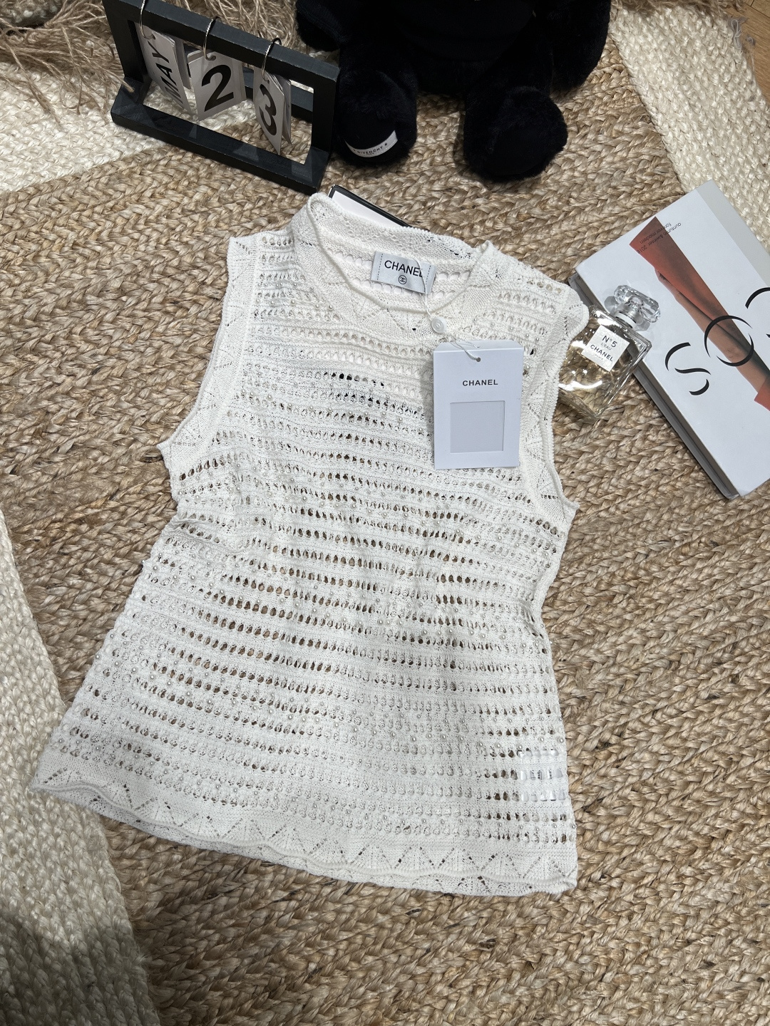 NO:776475,——Chane*——2026 SS 'A beaded knitted vest that coexists with gentleness and sophistication' Hand-made beading technology, blingbling has its own high gloss. Breathable hollow knitting, refreshing and not stuffy in summer. Wavy edges + crochet details, modifying the shoulder line to make the shoulder line slimmer. Classic black and white two-color, easily adaptable to various styles. One piece unlocks N kinds of outfits. It is an atmospheric item that can never go wrong in the wardrobe. SML, Chanel - Clothing, chanel, chanel, loro piana,19860909——Chane*——2026年SS 「温柔与精致并存的钉珠针织背心」 手工钉珠工艺,blingbling自带高光 透气镂空针织,夏日清爽不闷热 波浪边+钩花细节,修饰肩线更显瘦 黑白经典双色,轻松适配各种风格 一件解锁N种穿搭,是衣柜里永远不会出错的氛围感单品SML,香奈儿-服装,chanel,chanel,loro piana,,Women's clothing