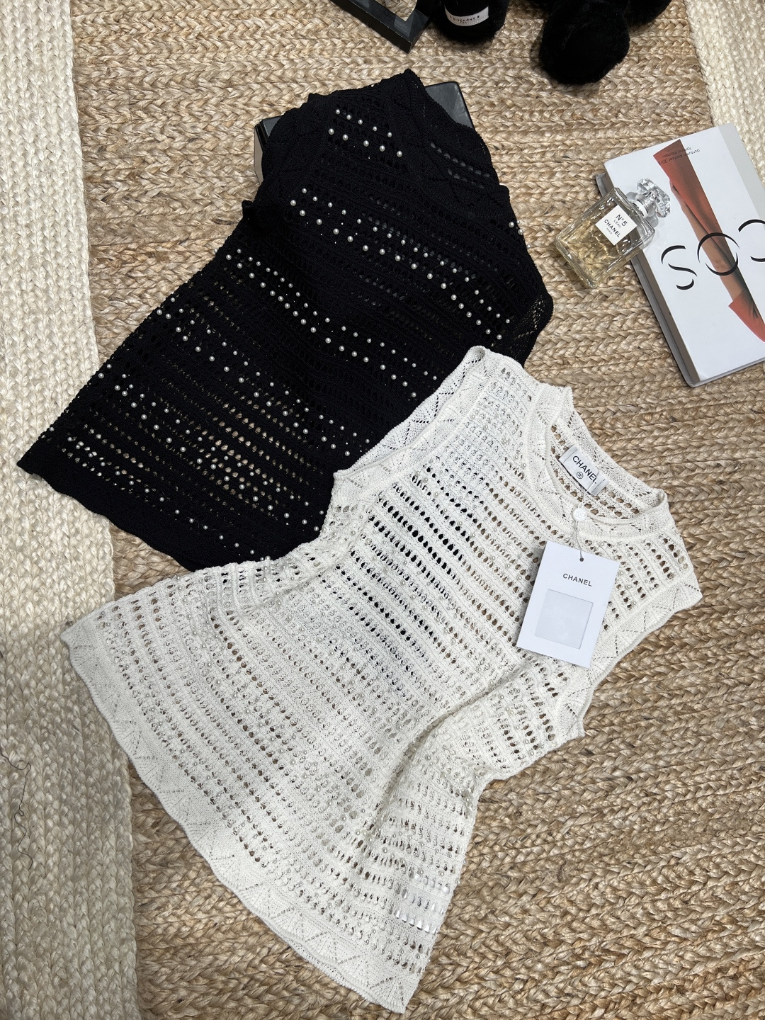 NO:776235,——Chane*——2026 SS 'A beaded knitted vest that coexists with gentleness and sophistication' Hand-made beading technology, blingbling has its own high gloss. Breathable hollow knitting, refreshing and not stuffy in summer. Wavy edges + crochet details, modifying the shoulder line to make the shoulder line slimmer. Classic black and white two-color, easily adaptable to various styles. One piece unlocks N kinds of outfits. It is an atmospheric item that can never go wrong in the wardrobe. SML, Chanel - Clothing, chanel, chanel, loro piana,19860909——Chane*——2026年SS 「温柔与精致并存的钉珠针织背心」 手工钉珠工艺,blingbling自带高光 透气镂空针织,夏日清爽不闷热 波浪边+钩花细节,修饰肩线更显瘦 黑白经典双色,轻松适配各种风格 一件解锁N种穿搭,是衣柜里永远不会出错的氛围感单品SML,香奈儿-服装,chanel,chanel,loro piana,,Women's clothing