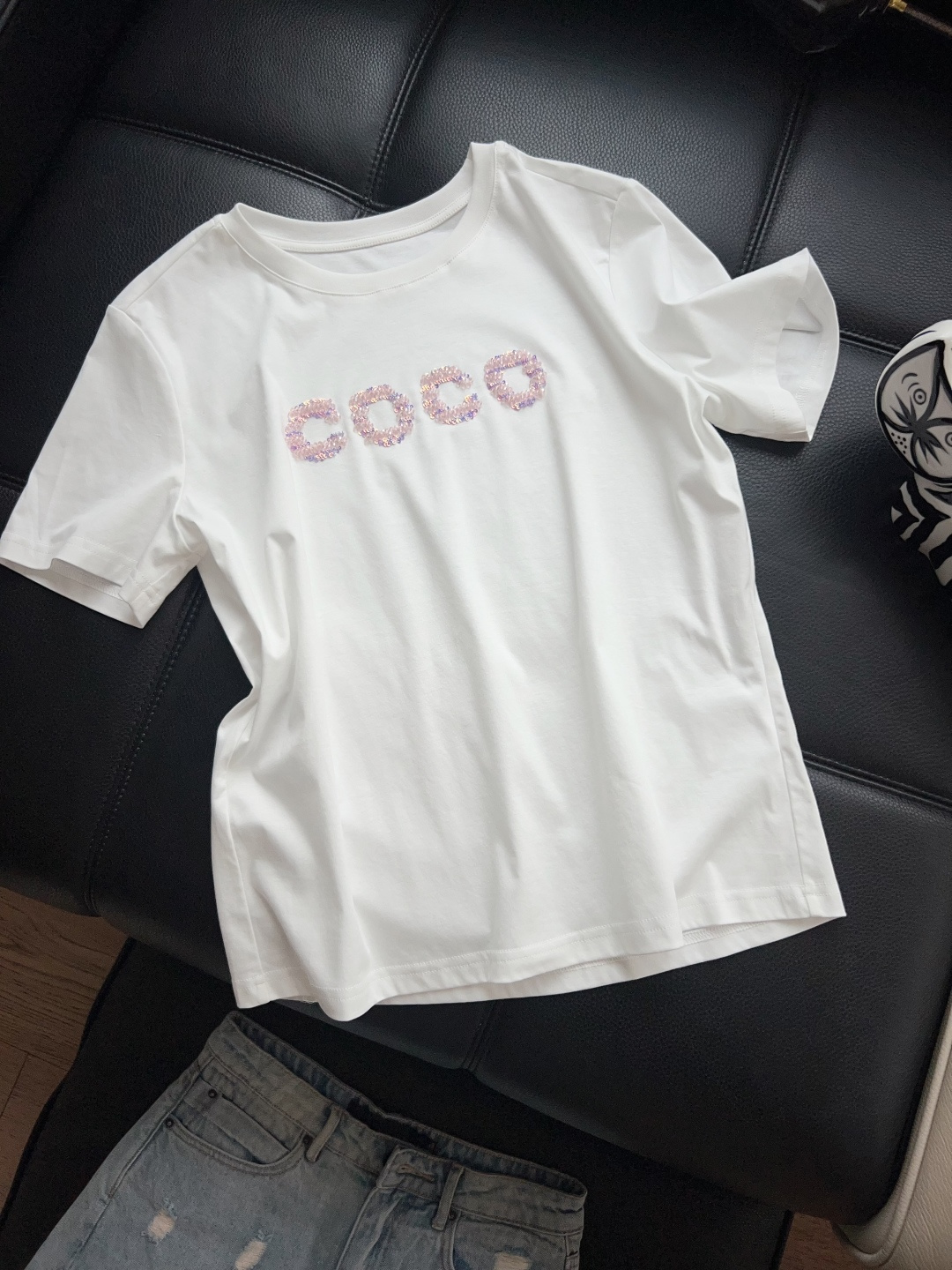 NO:784529,——Chane*——2026 SS There is no superfluous design, only the beaded letters are the finishing touch. The delicate luster is super shiny in the sun. The fabric is soft and skin-friendly, and the shape is slim and not unsightly. It has an 'old money style' feel when worn casually with jeans/skirts ~ SML, Chanel-clothing, chanel, chanel, loro piana, skirts, jeans,19860909——Chane*——2026年SS 没有多余设计,只靠钉珠字母点睛 细腻光泽感在阳光下超闪 面料软糯亲肤,版型显瘦不挑人 随便搭牛仔裤/半裙都很有“老钱风”那味儿～SML,香奈儿-服装,chanel,chanel,loro piana,skirts,jeans,,Women's clothing