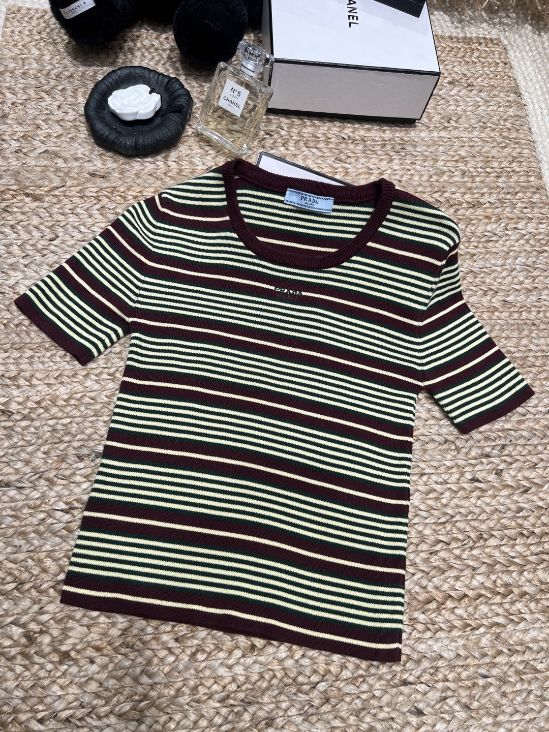 NO:781706,——Prada*——2026 SS retro stripe control ecstasy. This Prada knitted short-sleeve is so good!  Burgundy + milk white + dark green color contrast, comes with a 90s pictorial filter. Slim-fitting grooved version, pinching the waistline just right. It can be worn alone or layered. The early spring atmosphere directly attracts SML, Prada-clothing, prada, prada, T-shirt,19860909——Prada*——2026年SS 复古条纹控狂喜 这件Prada针织短袖太会了！ 酒红+奶白+墨绿撞色,自带90年代画报滤镜 修身坑条版型,把腰线掐得刚刚好 单穿叠穿都能打,早春氛围感直接拉满SML,普拉达-服装,prada,prada,T-shirt,,Women's clothing