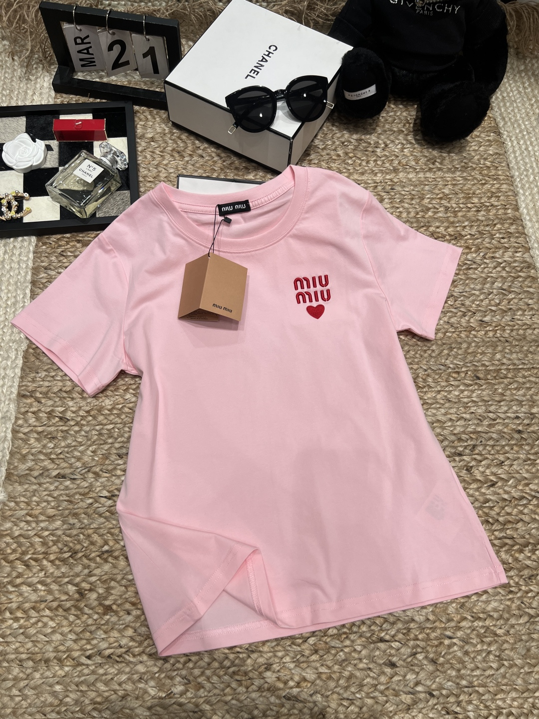 NO:781659,——Miu*——2026 SS. The soft pure cotton fabric makes the upper body look like a gentle lady. The red love embroidery on the chest + miu miu letters give a sweet and cool feeling without picking up the figure or the skin. It is a whitening artifact for yellow-skinned sisters with their eyes closed. It is perfect for daily wear with jeans and pleated skirts. The girly feeling is welded on the body. SML, Miu Miu-clothing, miumiu, skirts, jeans,19860909——Miu*——2026年SS 软乎乎的纯棉面料,上身就是温柔大小姐既视感 胸口的红色爱心刺绣+miu miu字母,甜酷感直接拉满不挑身材不挑皮,黄皮姐妹闭眼冲的显白神器 日常搭牛仔裤、百褶裙都超绝,少女感焊在身上了SML,缪缪-服装,miumiu,skirts,jeans,,Women's clothing