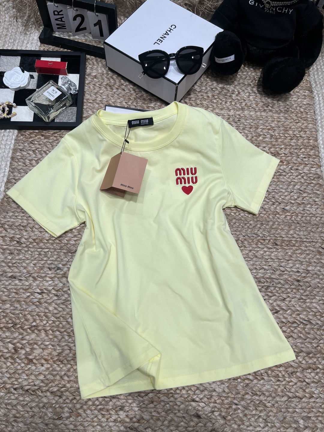 NO:781652,——Miu*——2026 SS. The soft pure cotton fabric makes the upper body look like a gentle lady. The red love embroidery on the chest + miu miu letters give a sweet and cool feeling without picking up the figure or the skin. It is a whitening artifact for yellow-skinned sisters with their eyes closed. It is perfect for daily wear with jeans and pleated skirts. The girly feeling is welded on the body. SML, Miu Miu-clothing, miumiu, skirts, jeans,19860909——Miu*——2026年SS 软乎乎的纯棉面料,上身就是温柔大小姐既视感 胸口的红色爱心刺绣+miu miu字母,甜酷感直接拉满不挑身材不挑皮,黄皮姐妹闭眼冲的显白神器 日常搭牛仔裤、百褶裙都超绝,少女感焊在身上了SML,缪缪-服装,miumiu,skirts,jeans,,Women's clothing