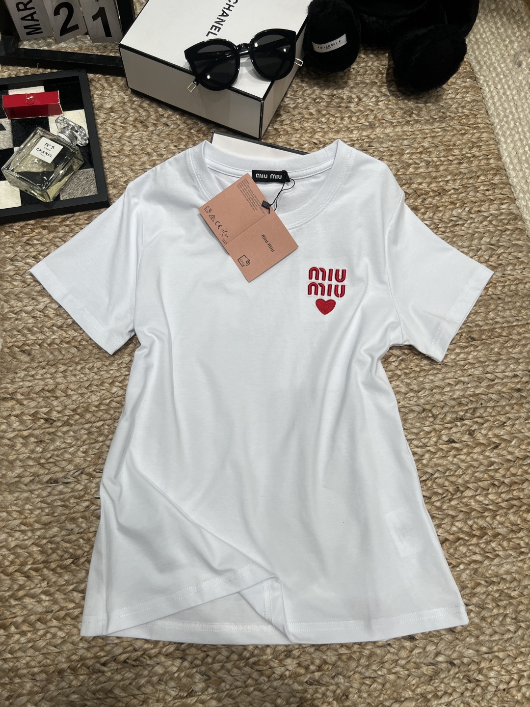 NO:784461,——Miu*——2026 SS. The soft pure cotton fabric makes the upper body look like a gentle young lady. The red love embroidery on the chest + miu miu letters give a sweet and cool feeling without picking up the figure or the skin. It is a whitening tool for yellow-skinned sisters with their eyes closed. It is perfect for daily wear with jeans and pleated skirts. The girly feeling is welded on the body. SML, Miu Miu-clothing, miumiu, skirts, jeans,19860909——Miu*——2026年SS 软乎乎的纯棉面料,上身就是温柔大小姐既视感 胸口的红色爱心刺绣+miu miu字母,甜酷感直接拉满不挑身材不挑皮,黄皮姐妹闭眼冲的显白神器 日常搭牛仔裤、百褶裙都超绝,少女感焊在身上了SML,缪缪-服装,miumiu,skirts,jeans,,Women's clothing