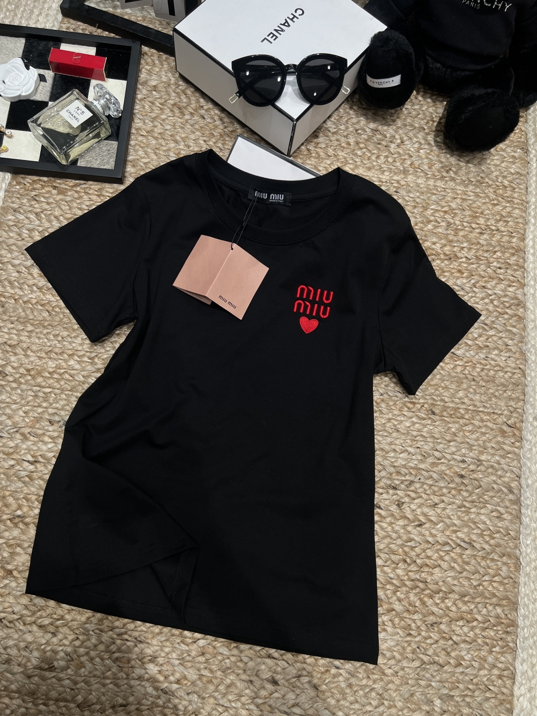 NO:781666,——Miu*——2026 SS. The soft pure cotton fabric makes the upper body look like a gentle lady. The red love embroidery on the chest + miu miu letters give a sweet and cool feeling without picking up the figure or the skin. It is a whitening artifact for yellow-skinned sisters with their eyes closed. It is perfect for daily wear with jeans and pleated skirts. The girly feeling is welded on the body. SML, Miu Miu-clothing, miumiu, skirts, jeans,19860909——Miu*——2026年SS 软乎乎的纯棉面料,上身就是温柔大小姐既视感 胸口的红色爱心刺绣+miu miu字母,甜酷感直接拉满不挑身材不挑皮,黄皮姐妹闭眼冲的显白神器 日常搭牛仔裤、百褶裙都超绝,少女感焊在身上了SML,缪缪-服装,miumiu,skirts,jeans,,Women's clothing