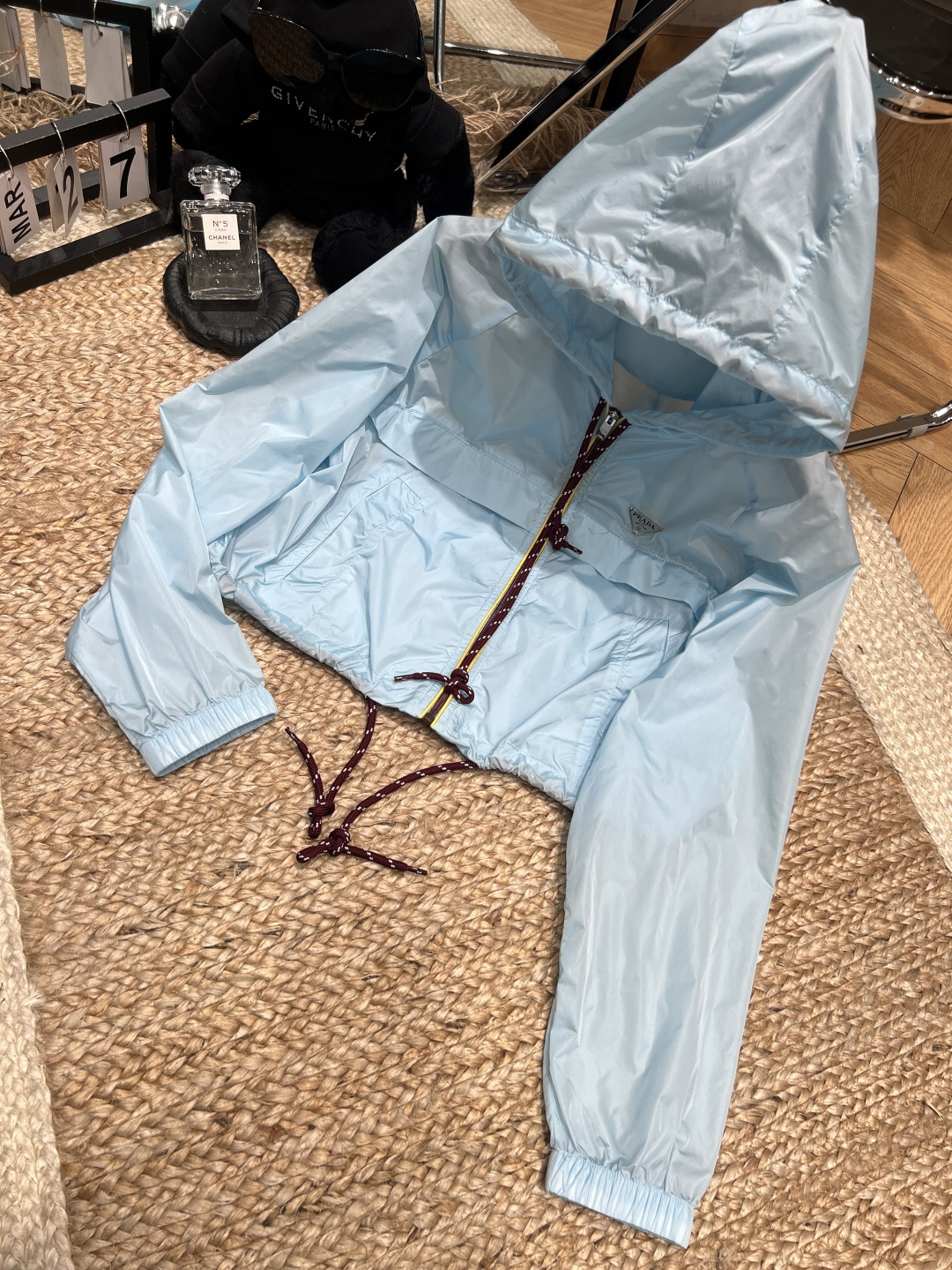 NO:783874,——Prada——2026 SS Today’s summer OOTD, I am impressed by this light blue thin coat. It has a fresh light blue color scheme. It comes with a cooling filter, which makes it super comfortable to look at. It is thin and does not press the body, and has a lazy and casual style, which makes it feel unrestrained when worn. The drawstring details can be salty or sweet, which can adjust the shape and add a sense of design. Pair it with a white dress for a sweet and girly look, and with jeans for a vigorous and casual style.  Wearing the relaxation and refreshing feeling of summer on your body is so healing!  SML,Prada-clothing,loro piana,prada,prada,skirts,jeans,jackets & coats,19860909——Prada——2026年SS 今日份夏日OOTD,被这件浅蓝薄外套狠狠拿捏了清新的浅蓝配色,自带降温滤镜,看着就超舒服 轻薄不压身,慵懒随性的版型,穿起来毫无束缚感 抽绳细节可盐可甜,既能调节版型,又增加了设计感 配白色连衣裙是清甜少女,配牛仔裤是元气休闲风 把夏日的松弛与清爽都穿在身上,太治愈了！SML,普拉达-服装,loro piana,prada,prada,skirts,jeans,jackets & coats,,Women's clothing