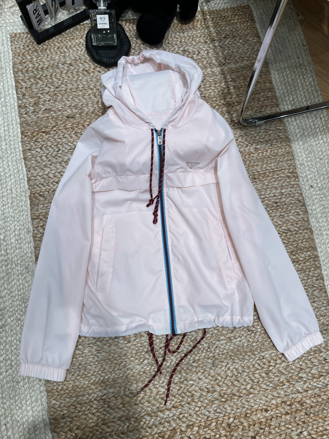 NO:783867,——Prad*——2026 SS Today’s girly OOTD is captured by this cherry blossom pink jacket. The clear light pink color comes with a built-in soft light filter, which is super healing when you look at it. It is light and not cumbersome, and has a lazy and casual style, which makes you feel no restraint when wearing it.  The drawstring design is adjustable and can be used as a casual jacket or a sun protection shirt. Paired with a white dress, it is a sweet and girly look. Paired with jeans, it is a vigorous and casual style. Wear the gentleness and relaxation of summer on your body. Whoever wears it will be a sweet girl!  SML,Prada-clothing,loro piana,prada,prada,skirts,jeans,jackets & coats,19860909——Prad*——2026年SS 今日份少女感OOTD,被这件樱花粉外套狠狠拿捏了清透的浅粉色,自带柔光滤镜,看着就超治愈 轻薄不压身,慵懒随性的版型,穿起来毫无束缚感 抽绳设计可调节版型,既能当休闲外套,也能当防晒衫配白色连衣裙是清甜少女,配牛仔裤是元气休闲风把夏日的温柔与松弛都穿在身上,谁穿谁是甜妹！SML,普拉达-服装,loro piana,prada,prada,skirts,jeans,jackets & coats,,Women's clothing