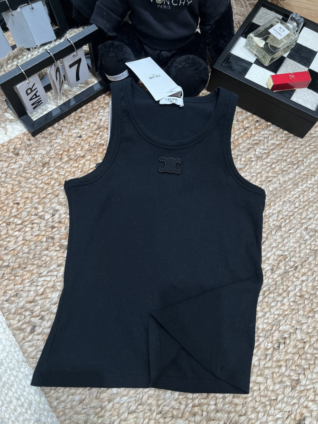 NO:781791,——Celin*——The 2026 SS straight-shoulder slim design can be easily controlled by fat girls. It hides fat and makes the body proportions just right. Whether it is worn as an inner layer or worn alone, it is a perfect 'artifact for making movies'. If you can buy this kind of quality at this price, you really have to close your eyes and stock up!  It is recommended to wear all three colors in, so you don’t have to wear the same outfit~SML, Celine-clothing, celine, celine,19860909——Celin*——2026年SS 正肩修身设计,微胖女生也能轻松驾驭,藏肉显瘦,把身材比例修饰得刚刚好. 不管是做内搭还是单穿,都是妥妥的“出片神器”. 这个价格能买到这种品质,真的闭眼囤！建议三色all in,换着穿不重样～SML,赛琳-服装,celine,celine,,Women's clothing