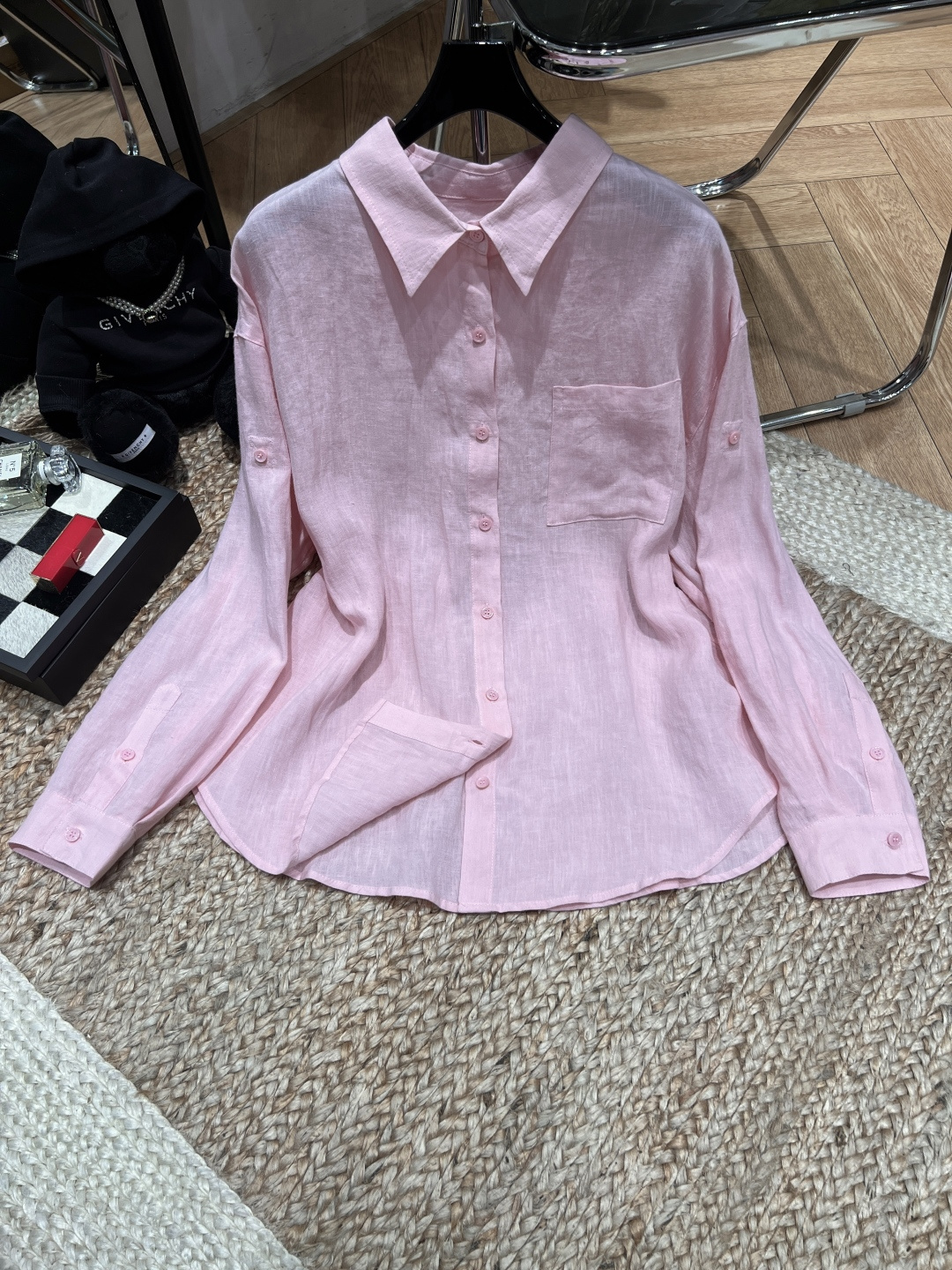 NO:784486,——ICICLE——2026 SS Sakura Pink is really amazing!  It is not a tacky glitter powder, it is a soft matte powder with low saturation. It is gentle and noble, and can be easily controlled by yellow skin. Adjustable cufflink design, long sleeves are smart for commuting, and rolled sleeves are loose for casual wear. They can be worn in multiple clothes and are practical. The loose and not tight version can hide the flesh and make you slim. It is a good tool for hiding the fat and the belly. Wear it alone, use a cardigan as sun protection, wear it with suspenders, and match it with a suit. It can be worn in all dressing scenarios.  This is what spring and summer should look like ~ SML, women's clothing, loro piana, business suit,19860909——ICICLE——2026年SS 樱花粉真的太绝了！不是俗气的亮粉,是低饱和的柔雾粉,温柔又显贵,黄皮也能轻松驾驭 可调节袖扣设计,长袖通勤穿知性,卷袖休闲穿松弛,一衣多穿,实用性拉满 宽松不紧绷的版型,藏肉显瘦,遮拜拜肉、小肚子一把好手 单穿、开衫当防晒、搭吊带、配西装,所有穿搭场景都能hold住 这才是春夏该有的样子呀～SML,女装,loro piana,business suit,,Women's clothing