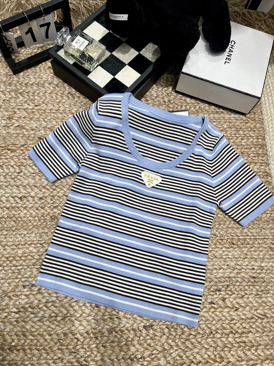 NO:807918,——Prad*——2026 SS new spring and summer striped knitted short-sleeves, made of ice silk knitted material, soft and elastic, super comfortable to wear in summer!  The U-shaped collar modifies the shoulders and neck, the blue, white and black stripes are retro and white, and the short design raises the waistline. It can be worn with jeans, commuting and casual wear. It is versatile and practical. It is a must-have item in the summer wardrobe!  SML,,prada,jeans,T-shirt,19860909——Prad*——2026年SS春夏新款条纹针织短袖,冰丝针织材质,柔软有弹性,夏天穿超舒服！U型领修饰肩颈,蓝白黑条纹复古又显白,短款设计拉高腰线,搭配牛仔裤、通勤休闲都能穿,百搭又实用,是夏日衣橱必备单品！SML,,prada,jeans,T-shirt,,Women's clothing