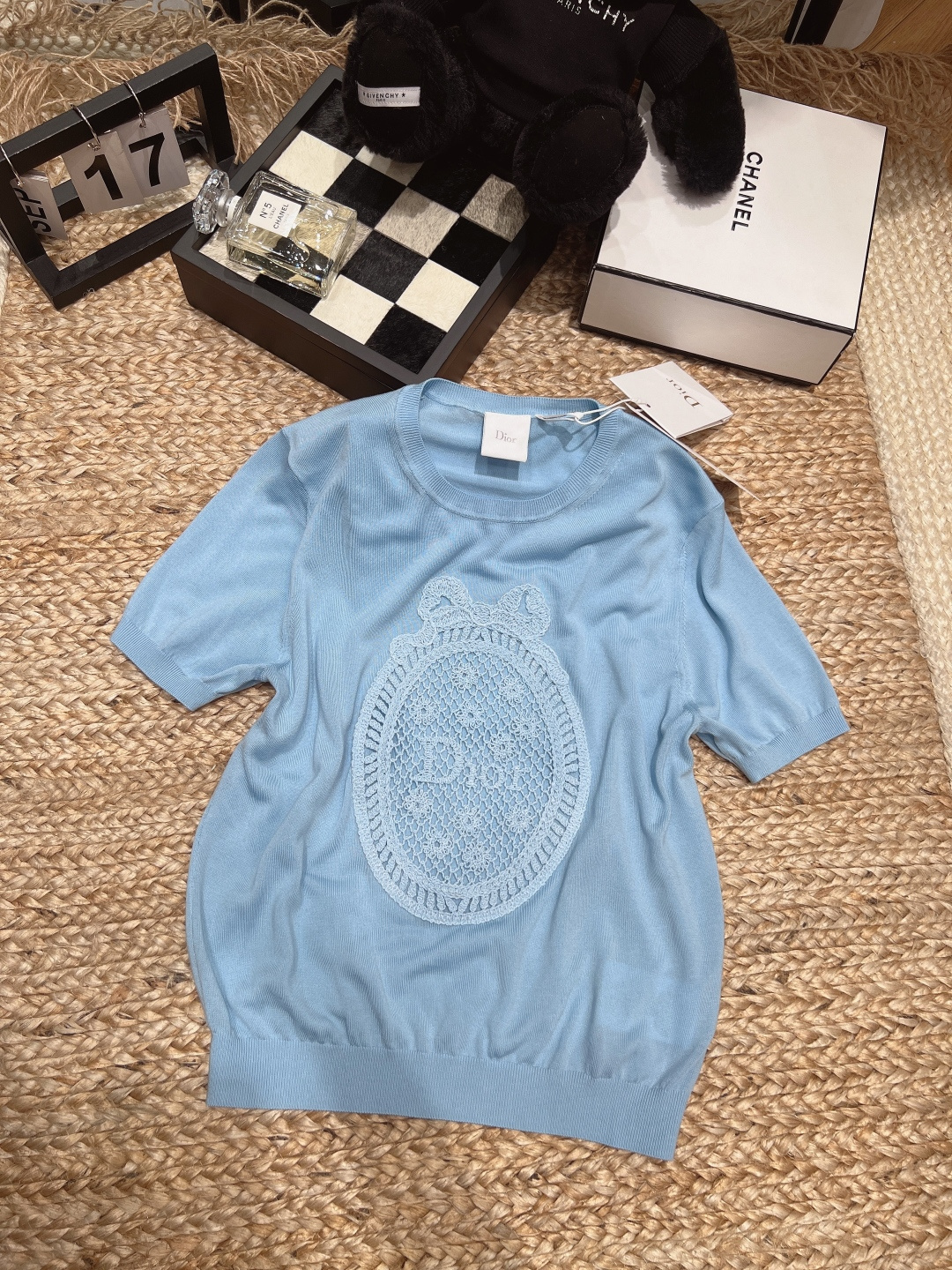 NO:807915,——Prad*——2026 SS spring and summer new striped knitted short-sleeved, light blue tone, fresh and white. Oval hollow embroidery + 'Dior' wording on the front, exquisite details, high recognition!  Round neck + short sleeve design, simple and elegant, can be easily used in daily or light formal occasions. Pair it with jeans or skirt, and you can easily get a fashionable look. SML, dior, prada, skirts, jeans, T-shirt,19860909——Prad*——2026年SS春夏新款条纹针织短袖,浅蓝色调清新显白.正面椭圆形镂空刺绣+“Dior”字样,细节精致,辨识度超高！圆领+短袖设计,简约大方,日常或轻正式场合都能轻松驾驭.搭配牛仔裤或半身裙,轻松get时髦造型.SML,,dior,prada,skirts,jeans,T-shirt,,Women's clothing