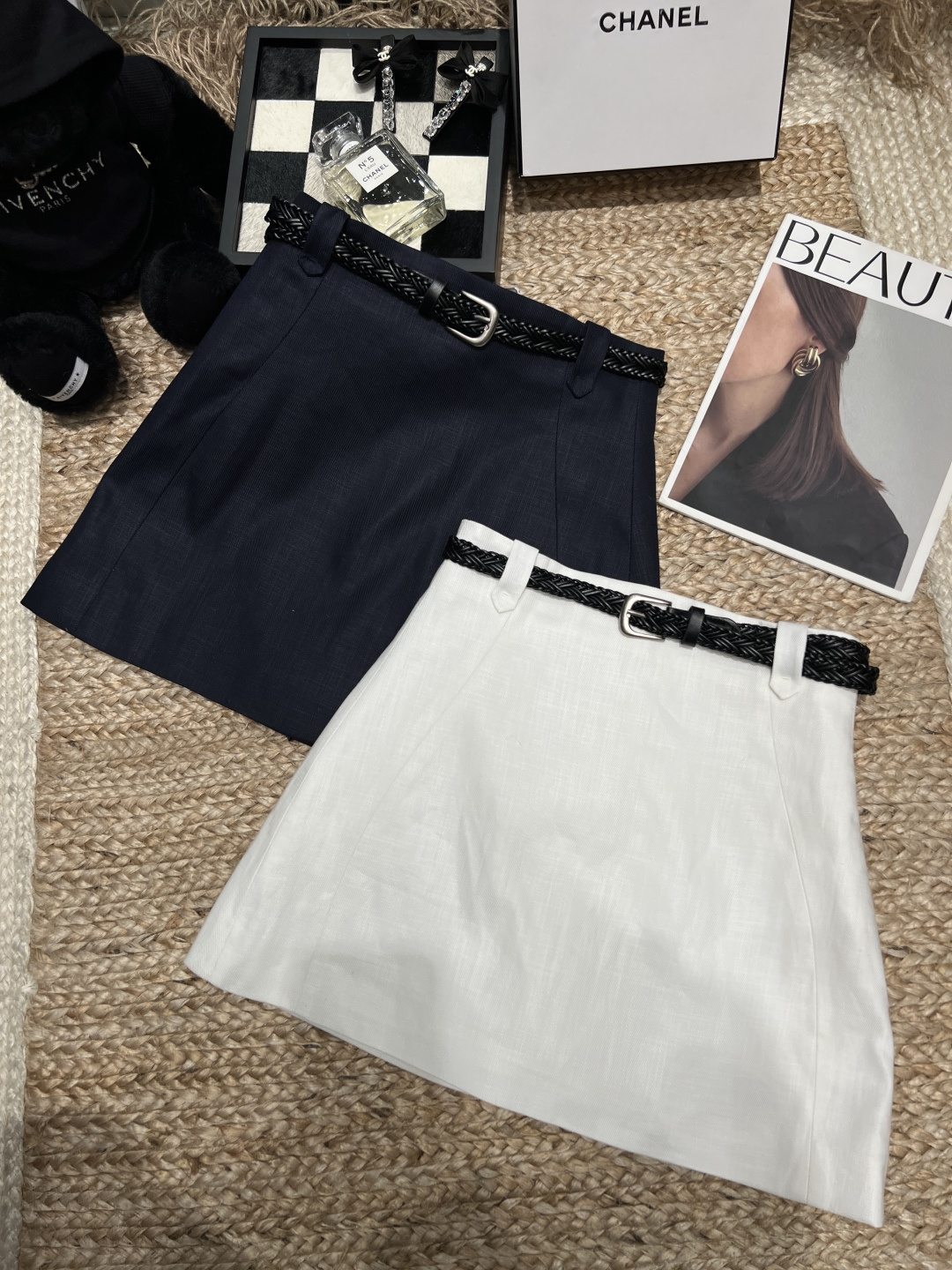 NO:821665,——Ralph*Laure*——2026 SS minimalist culottes (with woven belt) in two magical colors of navy blue and off-white, no matter how you match them, you can’t go wrong with them. The outside has the gentle feeling of an A-line skirt, and the inside has the practical feeling of safety pants. You no longer have to worry about being exposed, and you can feel the joy of striding out when you go out!  The high-waist design directly increases the proportion of leg length, and even a small person can have an aura. It can be worn to work, dates, and shopping, and both comfort and appearance are online!  SML,women's clothing,loro piana,skirts,19860909——Ralph*Laure*——2026年SS 极简裤裙（配编织腰带）藏青和米白两个神仙颜色,怎么搭都不出错外面是A字裙摆的温柔感,内里是安全裤的踏实感,再也不用为走光焦虑,出门就是大步流星的快乐！高腰设计直接拉满腿长比例,小个子也能拥有气场. 上班、约会、逛街都能穿,舒适度与颜值双在线！SML,女装,loro piana,skirts,,Women's clothing