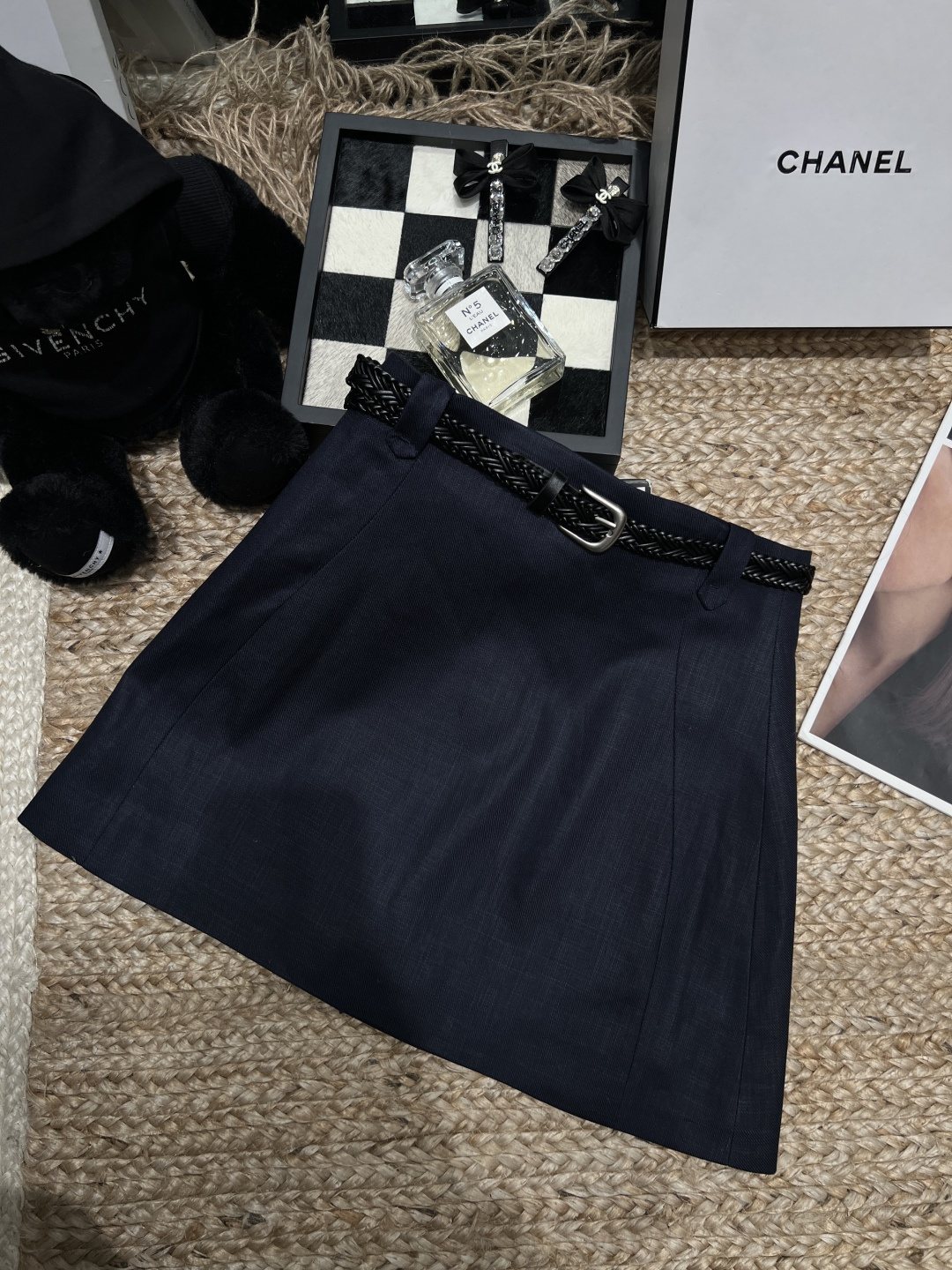 NO:821661,——Ralp* Laure*——2026 SS minimalist culottes (with woven belt) in navy blue and off-white, you can’t go wrong with them no matter how you match them. The outside has the gentle feeling of an A-line skirt, and the inside has the solid feeling of safety pants. You no longer have to worry about being exposed, and you can feel the joy of striding out when you go out!  The high-waist design directly increases the proportion of leg length, and even a small person can have an aura. It can be worn to work, dates, and shopping, and both comfort and appearance are online!  SML,women's clothing,loro piana,skirts,19860909——Ralp* Laure*——2026年SS 极简裤裙（配编织腰带）藏青和米白两个神仙颜色,怎么搭都不出错外面是A字裙摆的温柔感,内里是安全裤的踏实感,再也不用为走光焦虑,出门就是大步流星的快乐！高腰设计直接拉满腿长比例,小个子也能拥有气场. 上班、约会、逛街都能穿,舒适度与颜值双在线！SML,女装,loro piana,skirts,,Women's clothing