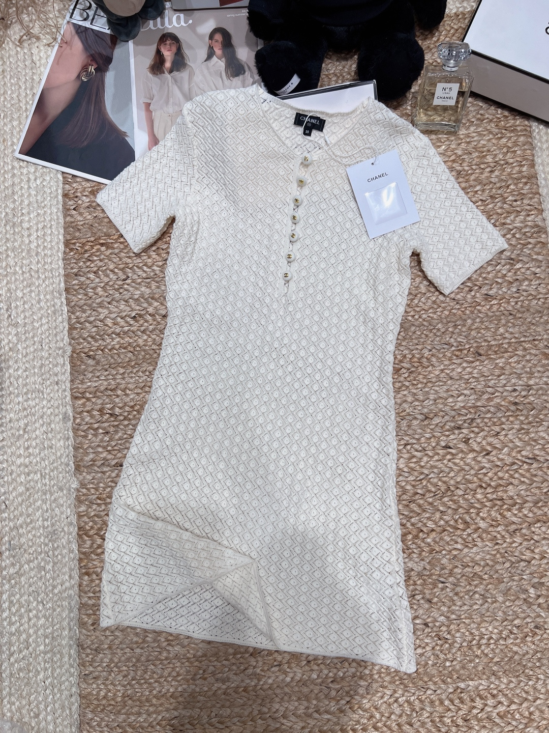 NO:821692,——Chane*——2026 SS small rhombus knitted dress, slim fit to fit the curve, round neck + LOGO button design, exquisite and practical details. Made of custom-made yarn, low saturated ivory white, simple and elegant temperament, perfect for spring and summer wear, can be easily controlled in daily socializing or shopping, switch between academic style or French elegance ~ Size SML, Chanel - Clothing, chanel, chanel, loro piana, skirts,19860909——Chane*——2026年SS小香菱格针织连衣裙,修身版型贴合曲线,圆领+LOGO纽扣设计,细节精致又实用.采用定制纱线低饱和象牙白,简约优雅气质满分春夏穿超合适,日常社交或逛街都能轻松驾驭,学院风or法式优雅随心切换～ 码数SML,香奈儿-服装,chanel,chanel,loro piana,skirts,,Women's clothing
