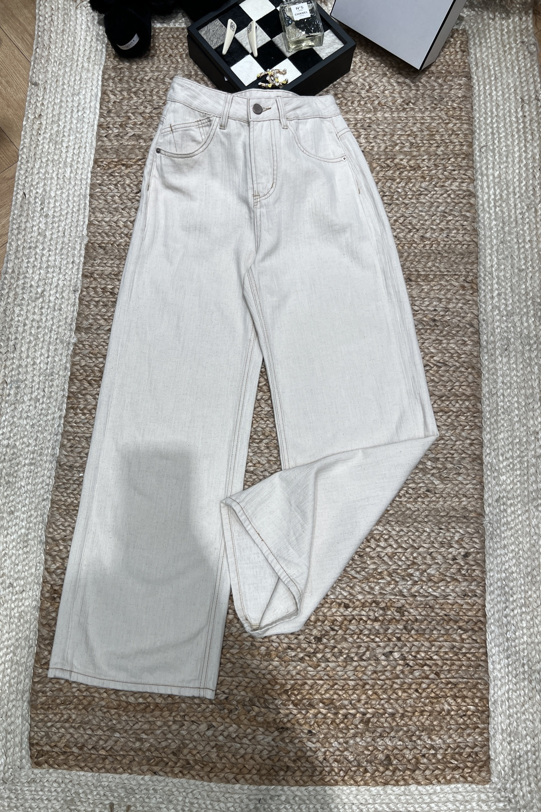 NO:822049,——LEMAIRE——2026 SS off-white high-waisted straight-leg jeans, simple and versatile, the cotton blended fabric is soft and elastic, comfortable and not tight to wear. The high-waist design modifies the waistline, the straight-leg version looks slim and covers the flesh, and is friendly to the pear-shaped figure!  26-30,women's clothing,jeans,19860909——LEMAIRE——2026年SS 米白色高腰直筒牛仔裤,简约百搭,棉混纺面料柔软有弹性,穿着舒适不紧绷.高腰设计修饰腰线,直筒版型显瘦又遮肉,梨形身材友好！26-30,女装,jeans,,Women's clothing