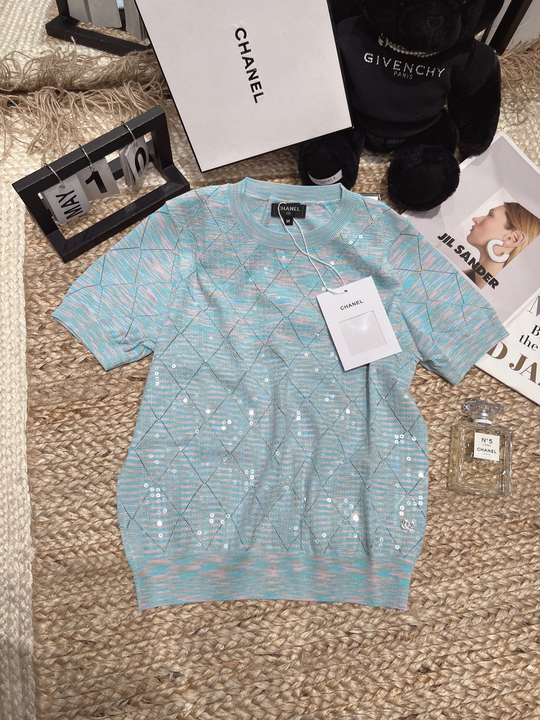 NO:821968,——Chane*——2026 SS Xiaoxiang sequined short-sleeved sweater, light blue + pink gradient, rhombus sequin embellishment, exquisite and layered. The fabric is light and breathable, super comfortable to wear in summer!  Pair it with jeans or a skirt, and you can easily get the relaxed Korean style. SML, Chanel-clothing, chanel, chanel, loro piana, skirts, jeans, T-shirt,19860909——Chane*——2026年SS小香亮片短袖针织衫,浅蓝+粉色渐变,菱格亮片点缀,精致又有层次感.面料轻盈透气,夏天穿超舒服！搭配牛仔裤或半裙,轻松get韩系松弛感穿搭风格SML,香奈儿-服装,chanel,chanel,loro piana,skirts,jeans,T-shirt,,Women's clothing