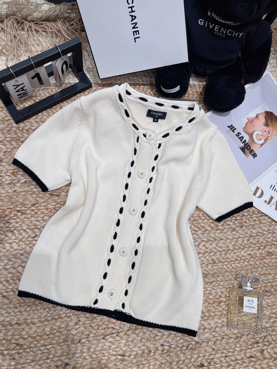 NO:833928,——Chane*——2026 SS Xiaoxiang knitted cardigan, soft knitted fabric, super comfortable to wear!  Single-breasted + black contrast piping, simple and detailed. It looks great with high-waisted pants or skirts ~ Korean style lazy style SML, chanel, skirts,19860909——Chane*——2026年SS 小香针织开衫,柔软针织面料,穿着超舒适！单排扣+黑色撞色滚边,简约又有细节感.搭高腰裤或半身裙都很出彩～韩系慵懒风SML,,chanel,skirts,,Women's clothing