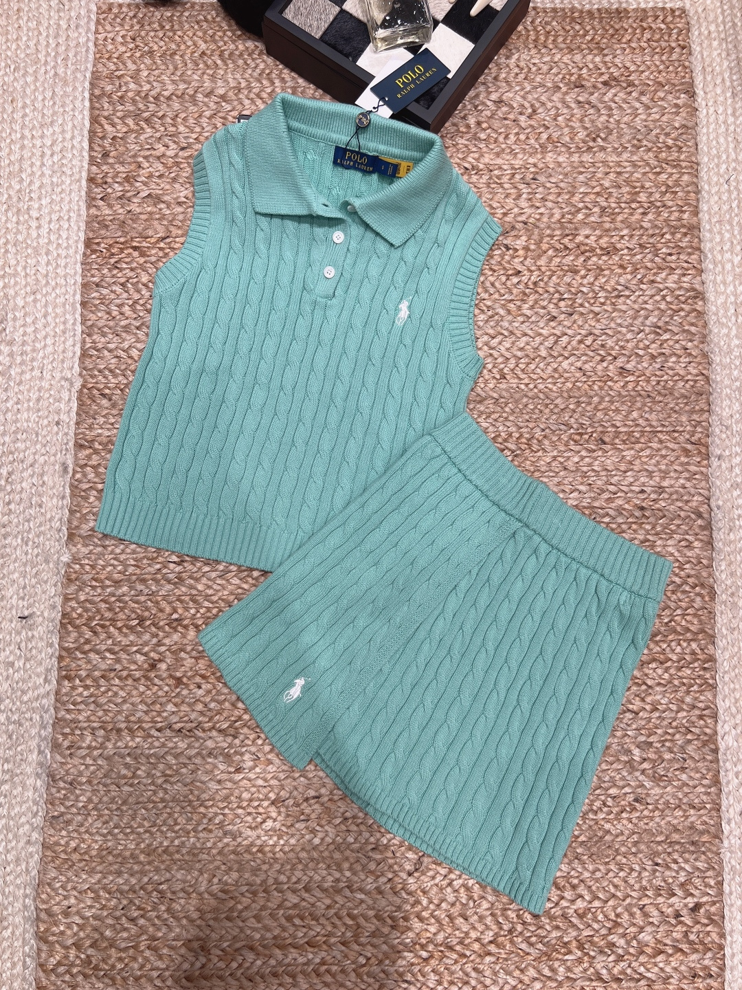 NO:821971,——Ralph Lauren ——2026 SS Polo twist texture knitted suit, vest + skirt, two-piece set｜mint green/light blue two colors, classic Polo lapel + pony embroidery, highly recognizable, soft and waxy knitted fabric, skin-friendly and breathable, college style to reduce age, one set can easily achieve the American campus feel. A must-have item for spring and summer, it looks good when worn alone or layered!  SML,women's clothing,loro piana,skirts,19860909——Ralph Lauren ——2026年SS 保罗麻花纹理针织套装 马甲+短裙 两件套｜薄荷绿/浅蓝两色 经典Polo翻领+小马刺绣,辨识度拉满 软糯针织面料,亲肤透气 学院风减龄,一套轻松拿捏美式校园感 春夏刚需款,单穿叠穿都好看！SML,女装,loro piana,skirts,,Women's clothing