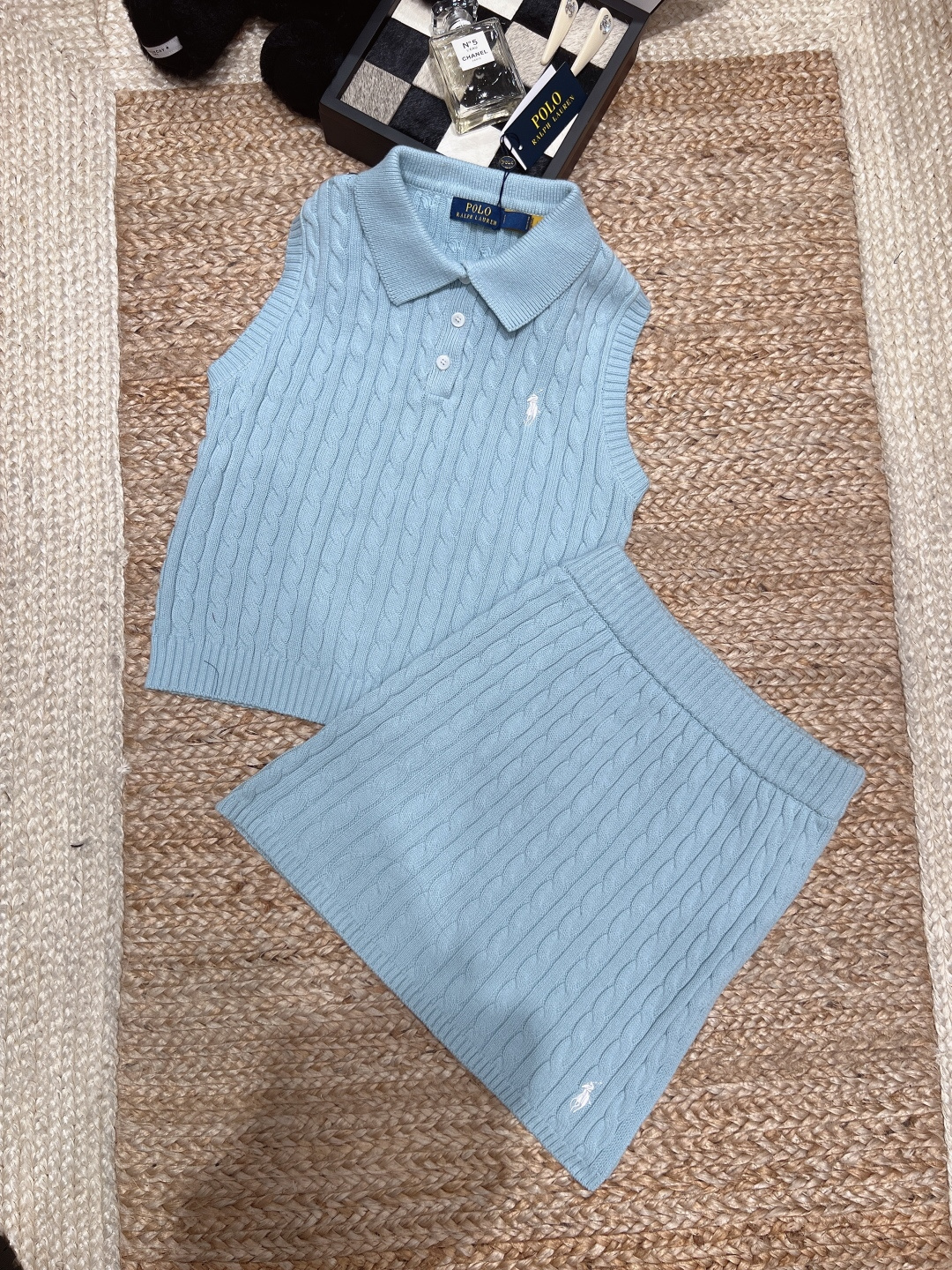NO:821964,——Ralph Lauren ——2026 SS Polo twist texture knitted suit, vest + skirt, two-piece set｜mint green/light blue two colors, classic Polo lapel + pony embroidery, highly recognizable, soft and waxy knitted fabric, skin-friendly and breathable, college style to reduce age, one set can easily achieve the American campus feel. A must-have item for spring and summer, it looks good when worn alone or layered!  SML,women's clothing,loro piana,skirts,19860909——Ralph Lauren ——2026年SS 保罗麻花纹理针织套装 马甲+短裙 两件套｜薄荷绿/浅蓝两色 经典Polo翻领+小马刺绣,辨识度拉满 软糯针织面料,亲肤透气 学院风减龄,一套轻松拿捏美式校园感 春夏刚需款,单穿叠穿都好看！SML,女装,loro piana,skirts,,Women's clothing