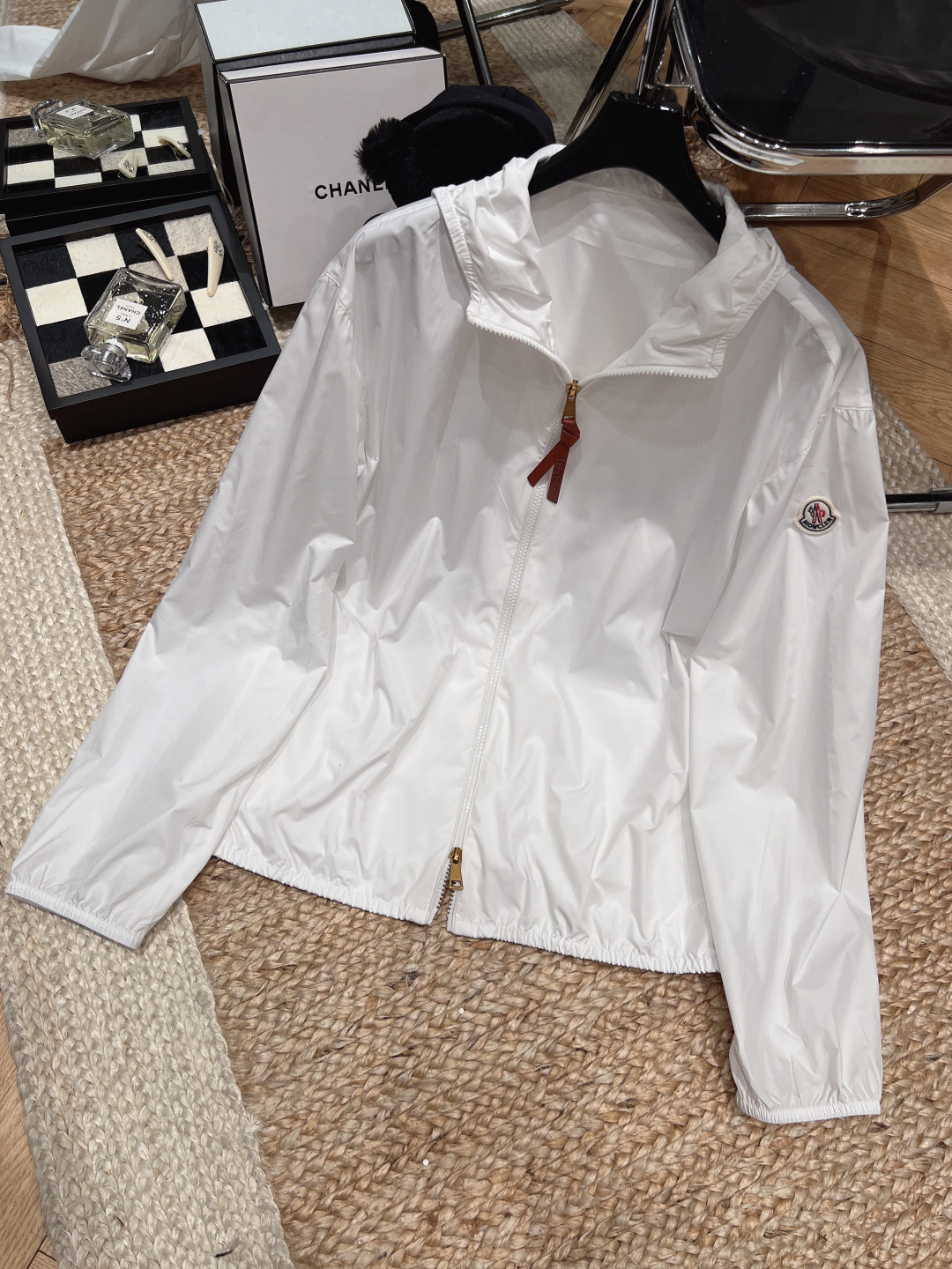 NO:821955,——Moncle*——2026 SS Fegeos series sun protection jacket, made of light skin windbreaker material, UPF 90+ sun protection, water repellent and super practical!  The drawstring waist design modifies the body shape, the cuffs and zipper details are exquisite, and the brand logo is highly recognizable. It is suitable for daily commuting, outdoor activities, and beach vacations. It is light and easy to carry, fashionable and practical!  SML,Moncler,jackets & coats,loro piana,Moncler,jackets & coats,19860909——Moncle*——2026年SS Fegeos系列防晒衣外套,轻薄皮肤风衣材质,UPF 90+防晒力,防泼水超实用！抽绳收腰设计,修饰身形,袖口和拉链细节精致,品牌徽标超有辨识度.日常通勤、户外活动、海边度假都很适合,轻便易携,时尚又实用！SML,蒙口-服装,loro piana,Moncler,jackets & coats,,Women's clothing