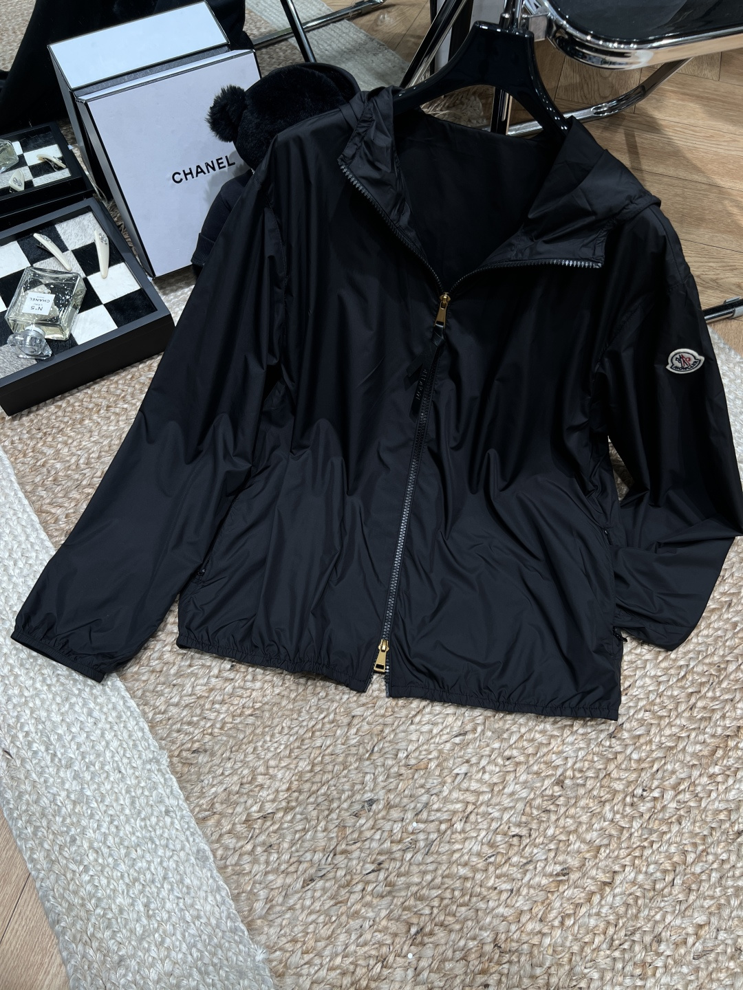 NO:821950,——Moncle*——2026 SS Fegeos series sun protection jacket, made of light skin windbreaker material, UPF 90+ sun protection, water repellent and super practical!  The drawstring waist design modifies the body shape, the cuffs and zipper details are exquisite, and the brand logo is highly recognizable. It is suitable for daily commuting, outdoor activities, and beach vacations. It is light and easy to carry, fashionable and practical!  SML,Moncler,jackets & coats,loro piana,Moncler,jackets & coats,19860909——Moncle*——2026年SS Fegeos系列防晒衣外套,轻薄皮肤风衣材质,UPF 90+防晒力,防泼水超实用！抽绳收腰设计,修饰身形,袖口和拉链细节精致,品牌徽标超有辨识度.日常通勤、户外活动、海边度假都很适合,轻便易携,时尚又实用！SML,蒙口-服装,loro piana,Moncler,jackets & coats,,Women's clothing