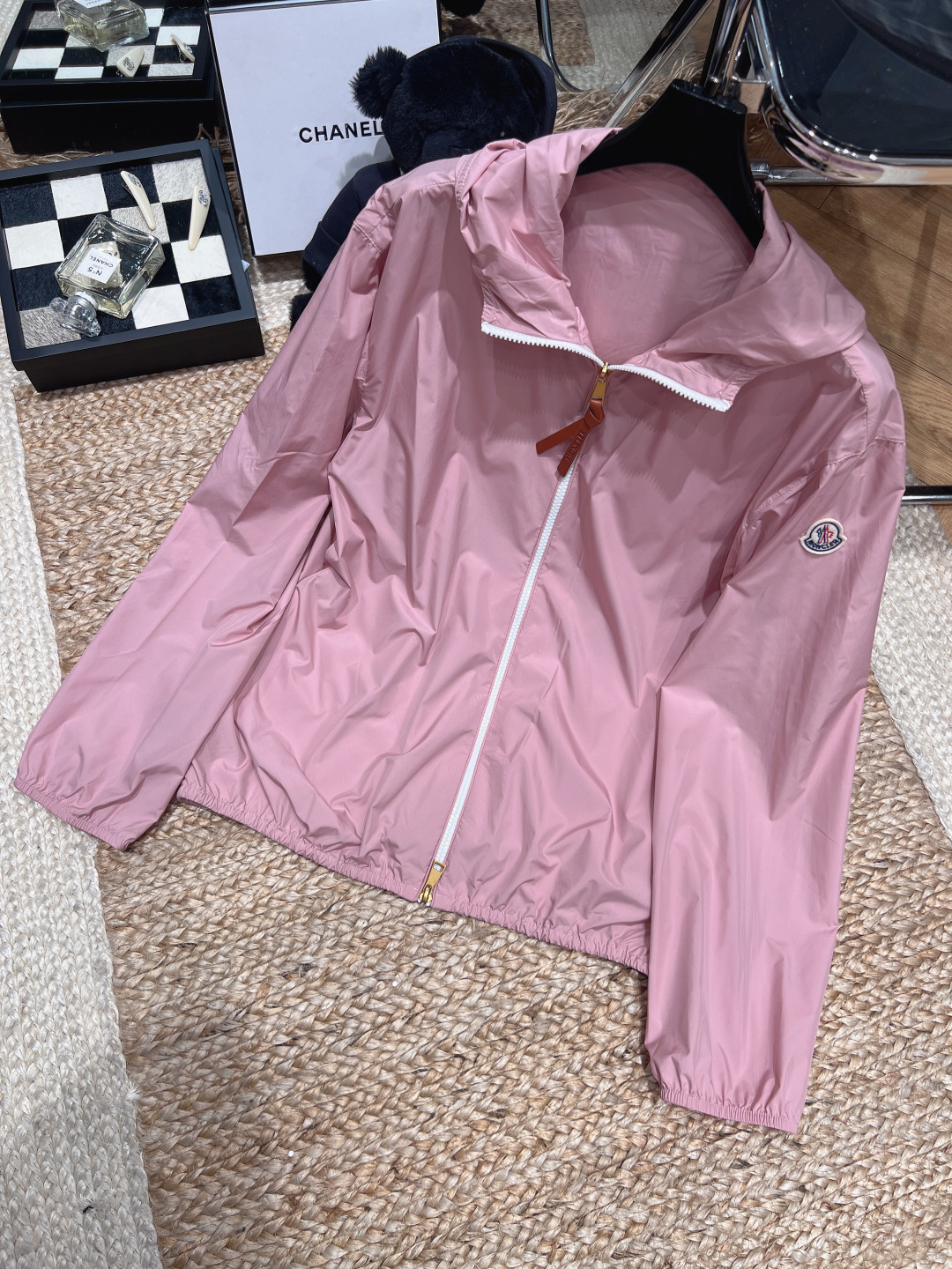 NO:821945,——Moncl**——2026 SS Fegeos series sun protection jacket, made of light skin windbreaker material, UPF 90+ sun protection, water repellent and super practical!  The drawstring waist design modifies the body shape, the cuffs and zipper details are exquisite, and the brand logo is super recognizable. The cherry blossom pink is gentle and white, and can be switched between sweet and cool or fresh at will~ It is suitable for daily commuting, outdoor activities, and beach vacations. It is light and easy to carry, fashionable and practical!  SML,Moncler,jackets & coats,loro piana,Moncler,jackets & coats,19860909——Moncl**——2026年SS Fegeos系列防晒衣外套,轻薄皮肤风衣材质,UPF 90+防晒力,防泼水超实用！抽绳收腰设计,修饰身形,袖口和拉链细节精致,品牌徽标超有辨识度.樱花粉色温柔显白,甜酷or清新风随心切换～日常通勤、户外活动、海边度假都很适合,轻便易携,时尚又实用！SML,蒙口-服装,loro piana,Moncler,jackets & coats,,Women's clothing