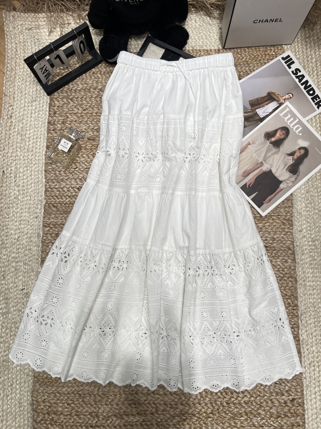 NO:821940,——Chane*——2026 SS This white embroidered hollow cake skirt has a high-waisted umbrella-shaped elastic waist design that is super slimming and very body-friendly!  The skirt is layered, with exquisite hollow embroidery on each layer, full of French romantic atmosphere. Made of cotton yarn or ice silk cotton, it is light and breathable, making it super comfortable to wear in spring and summer. The skirt is ankle-length and can be easily worn for commuting, dating, and vacations. It looks great with T-shirts, shirts or sweaters, making it a versatile summer item!  SML, Chanel-clothing,chanel,chanel,loro piana,skirts,shirts,tees,t-shirt,19860909——Chane*——2026年SS 这款白色刺绣镂空蛋糕裙,高腰伞型松紧腰设计超显瘦,对身材超友好！裙身分层,每层都有精致镂空刺绣,法式浪漫氛围感满满.棉纱或冰丝棉材质,轻盈透气,春夏穿超舒服.裙长到脚踝,通勤、约会、度假都能轻松驾驭,搭配T恤、衬衫或针织衫都很出片,是夏日百搭神器！SML,香奈儿-服装,chanel,chanel,loro piana,skirts,shirts,tees，t-shirt,,Women's clothing
