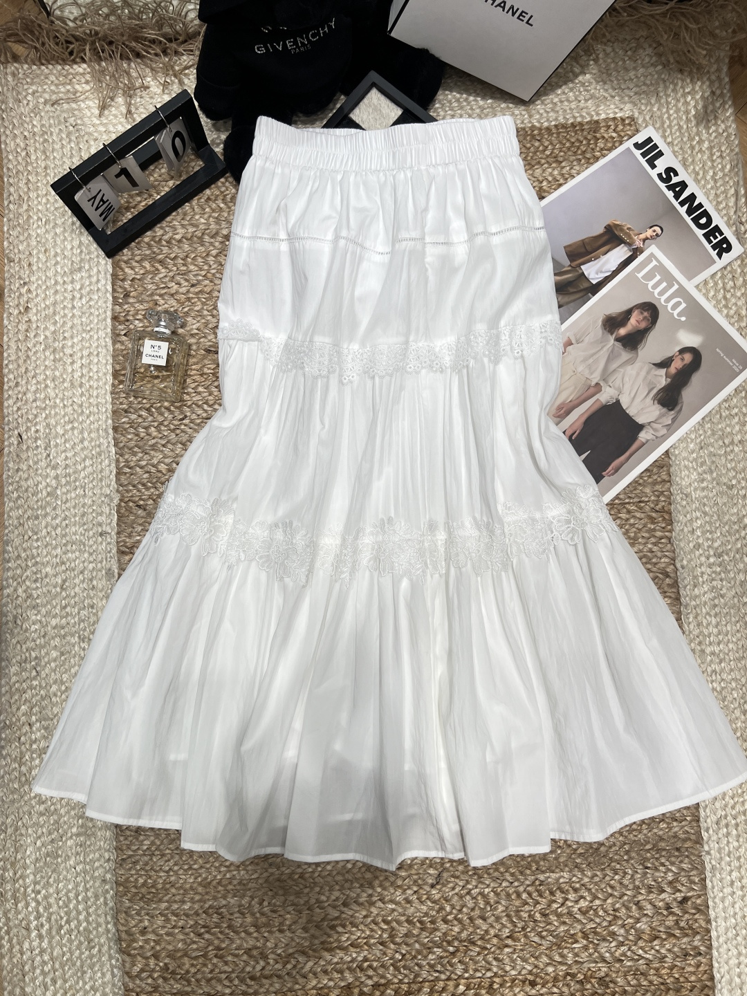 NO:821944,——Chane*——2026 SS white lace splicing cake skirt, elastic waist design is super slimming, suitable for a variety of body types!  Multi-layered pleats + lace edges, full of layering, elegant and flexible skirt, walking with fairy spirit. SML, Chanel-clothing, chanel, chanel, loro piana, skirts,19860909——Chane*——2026年SS白色蕾丝拼接蛋糕裙,松紧腰设计超显瘦,适合多种身材！多层褶皱+蕾丝边,层次感满满,裙摆飘逸灵动,走路自带仙气.SML,香奈儿-服装,chanel,chanel,loro piana,skirts,,Women's clothing