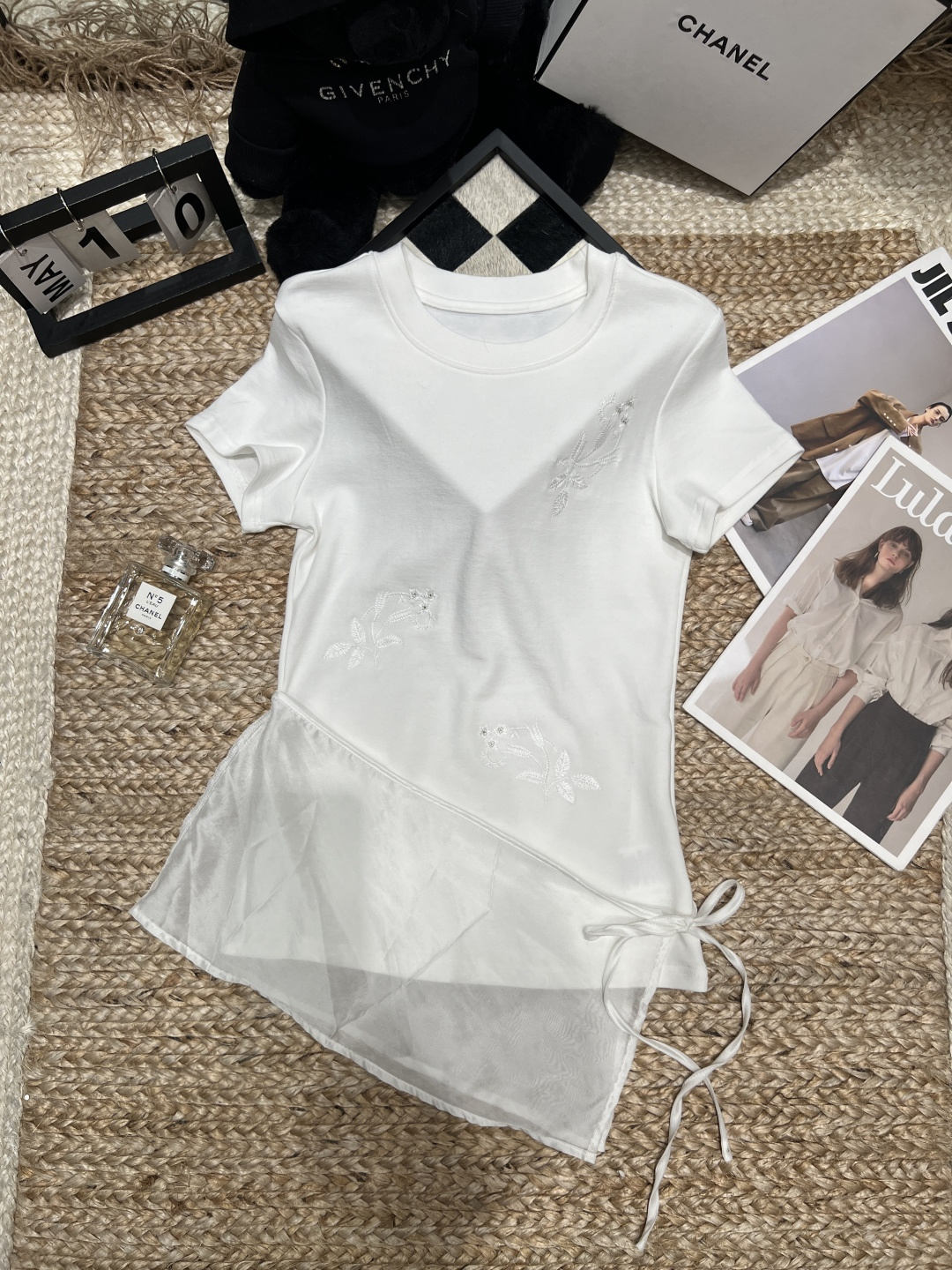 NO:821949,——Chane*——2026 SS The discreet design of this T-shirt is also amazing. It has basic short sleeves, mesh splicing on the waist and drawstring. It quietly closes the waist and abdomen, visually transforming into an S-shape in an instant. The low-key embroidered flowers are gentle and unobtrusive. It is black and white with your eyes closed. It looks good with skirts and pants. SML, Chanel-clothing, chanel, chanel, loro piana, skirts, T-shirt, tees, t-shirt,19860909——Chane*——2026年SS 这件T恤的小心机设计也太绝了 表面是基础款短袖,腰侧网纱拼接+抽绳 悄悄收住腰腹肉肉,视觉上秒变S型 低调的刺绣花卉,温柔又不张扬 黑白两色闭眼入,搭配裙子裤子都好看SML,香奈儿-服装,chanel,chanel,loro piana,skirts,T-shirt,tees，t-shirt,,Women's clothing