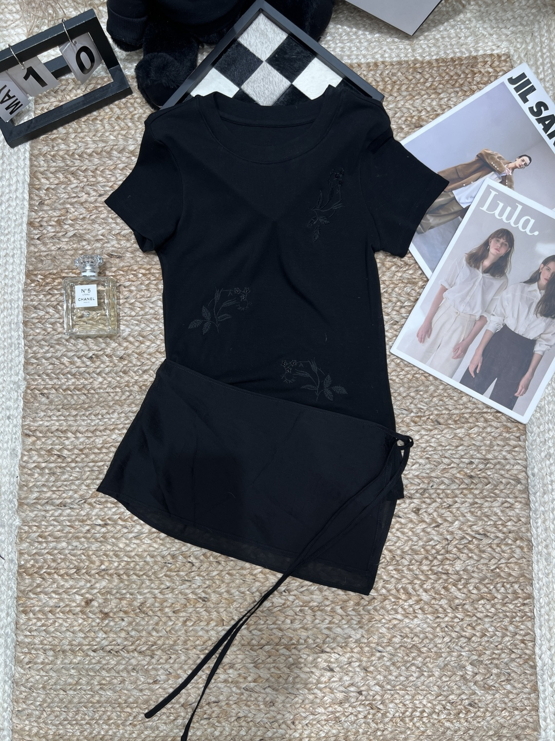 NO:821953,——Chane*——2026 SS The discreet design of this T-shirt is also amazing. It has basic short sleeves, mesh splicing on the waist and drawstring. It quietly closes the waist and abdomen, visually transforming into an S-shape in an instant. The low-key embroidered flowers are gentle and unobtrusive. It is black and white with your eyes closed. It looks good with skirts and pants. SML, Chanel-clothing, chanel, chanel, loro piana, skirts, T-shirt, tees, t-shirt,19860909——Chane*——2026年SS 这件T恤的小心机设计也太绝了 表面是基础款短袖,腰侧网纱拼接+抽绳 悄悄收住腰腹肉肉,视觉上秒变S型 低调的刺绣花卉,温柔又不张扬 黑白两色闭眼入,搭配裙子裤子都好看SML,香奈儿-服装,chanel,chanel,loro piana,skirts,T-shirt,tees，t-shirt,,Women's clothing